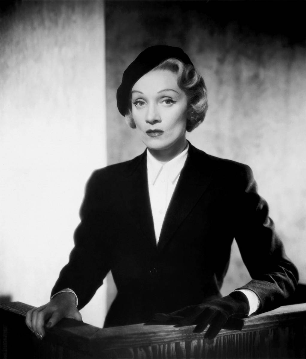 Marlene Dietrich, witness stand, dark suit, SD Phone Wallpaper