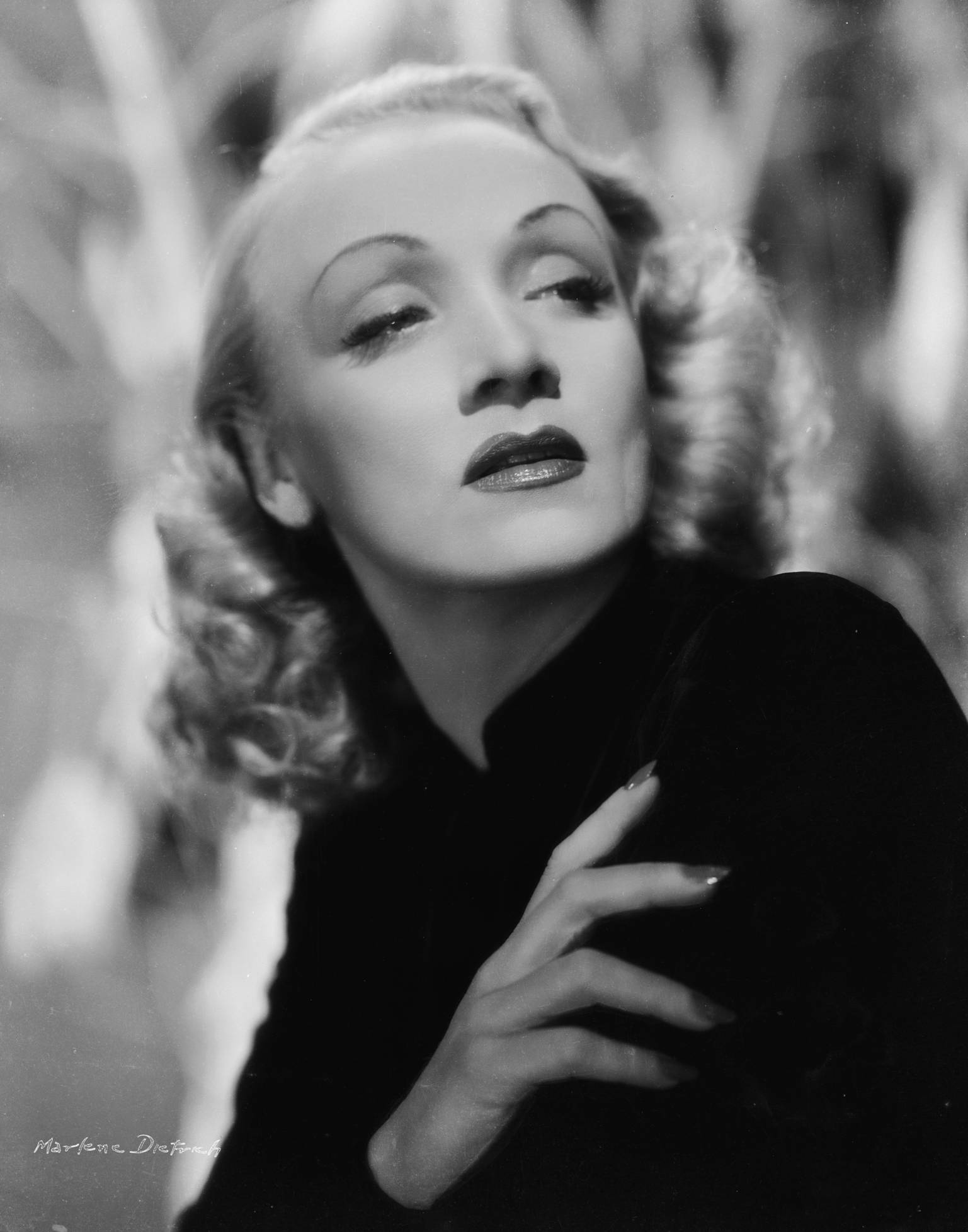 Marlene Dietrich, sultry pose, curled blonde hair, Full HD Phone Wallpaper
