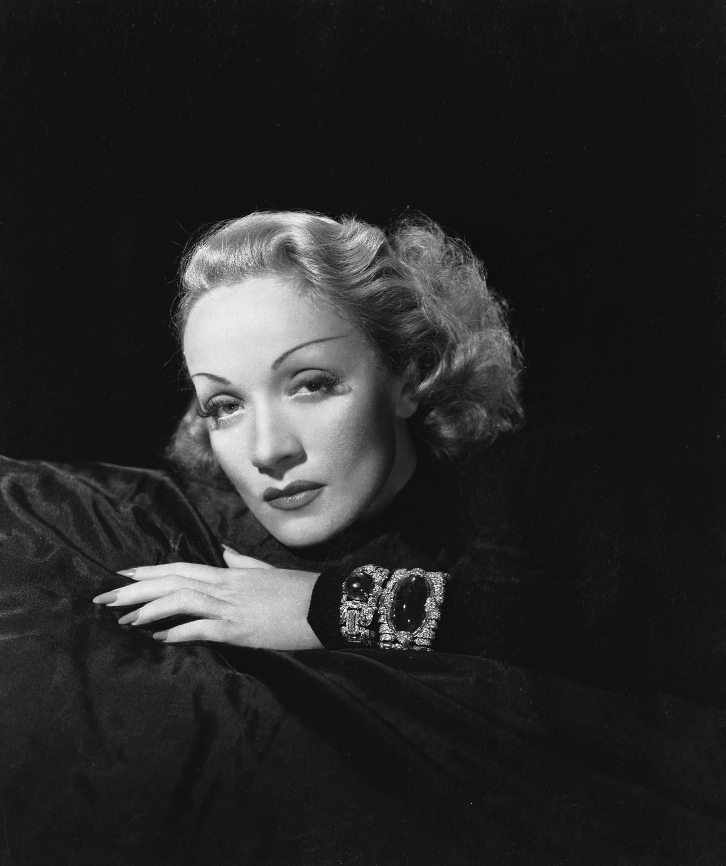 Marlene Dietrich, blonde hair, dark velvet surface, HD Phone Wallpaper