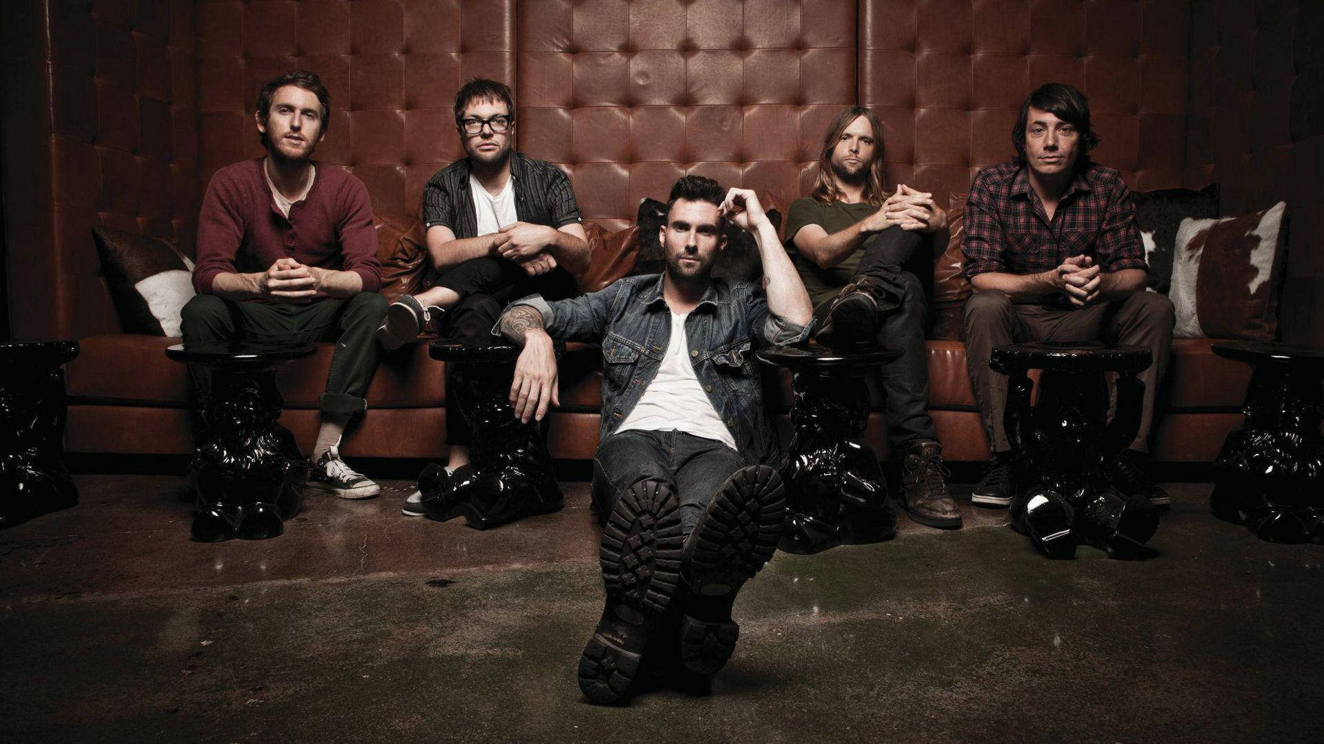 Maroon 5, tufted leather couch, dimly lit, Full HD Desktop Wallpaper