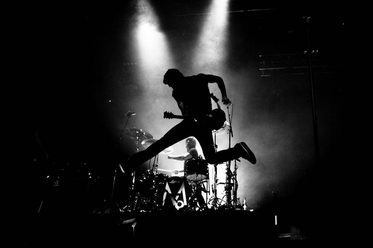 Maroon 5, jumping rock performance, guitarist, HD Desktop Wallpaper