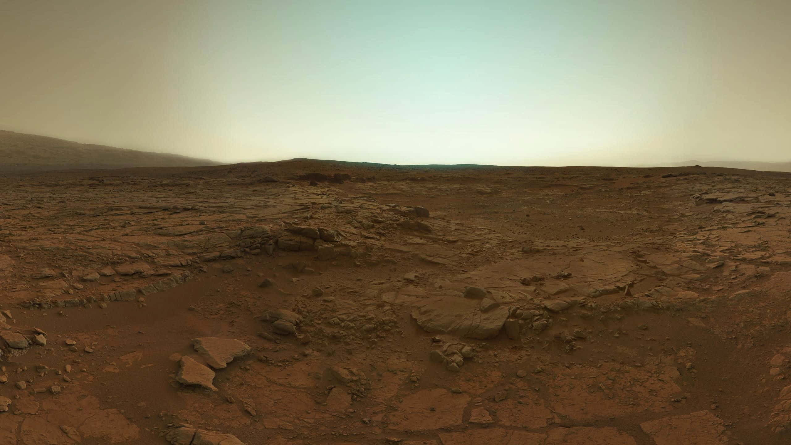 Mars, rusty Martian plain, hazy sky, 2K Desktop Wallpaper