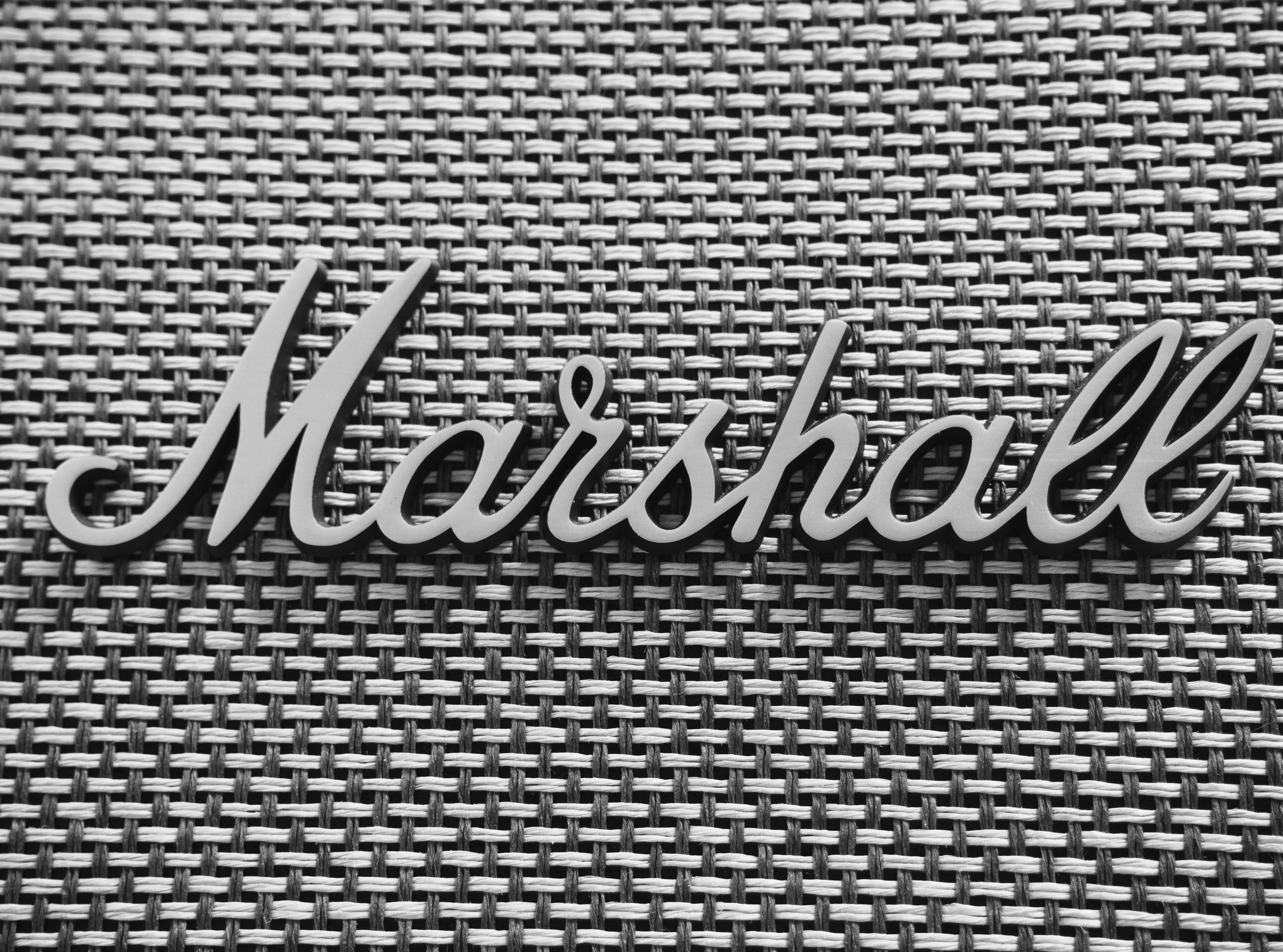 Marshall, cursive font, sleek silver, 4K Desktop Wallpaper