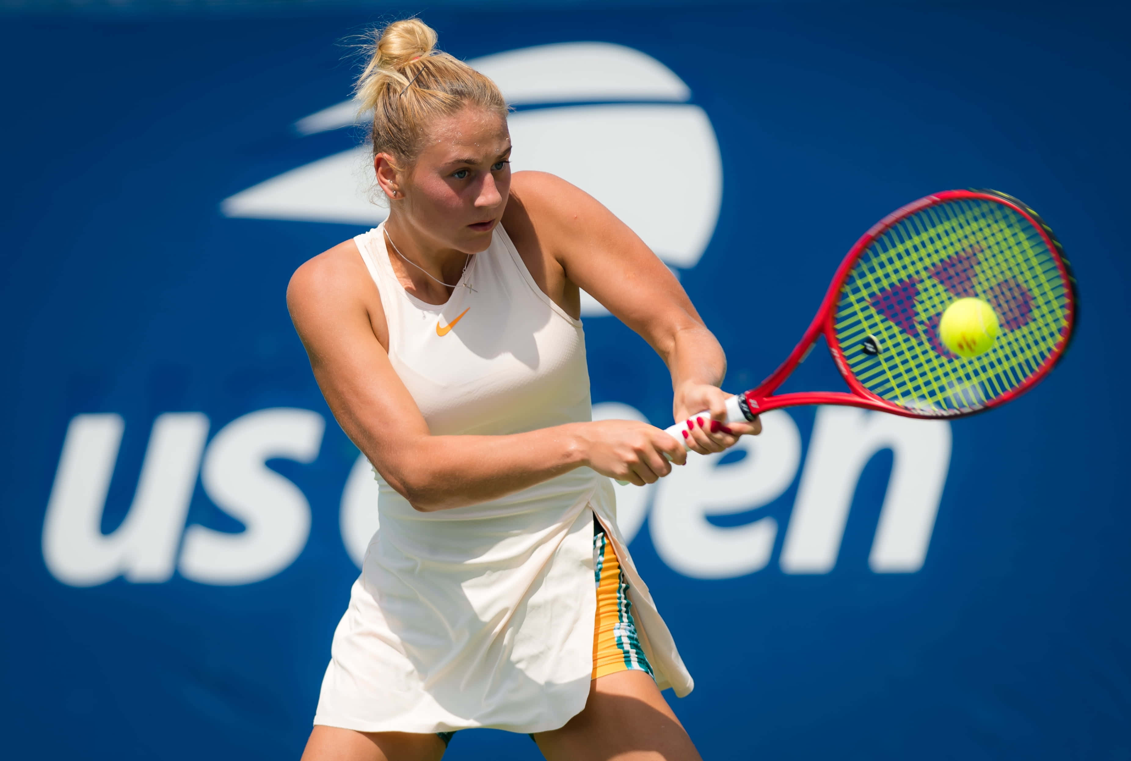 Marta Kostyuk, white, red racket, 2K Desktop Wallpaper
