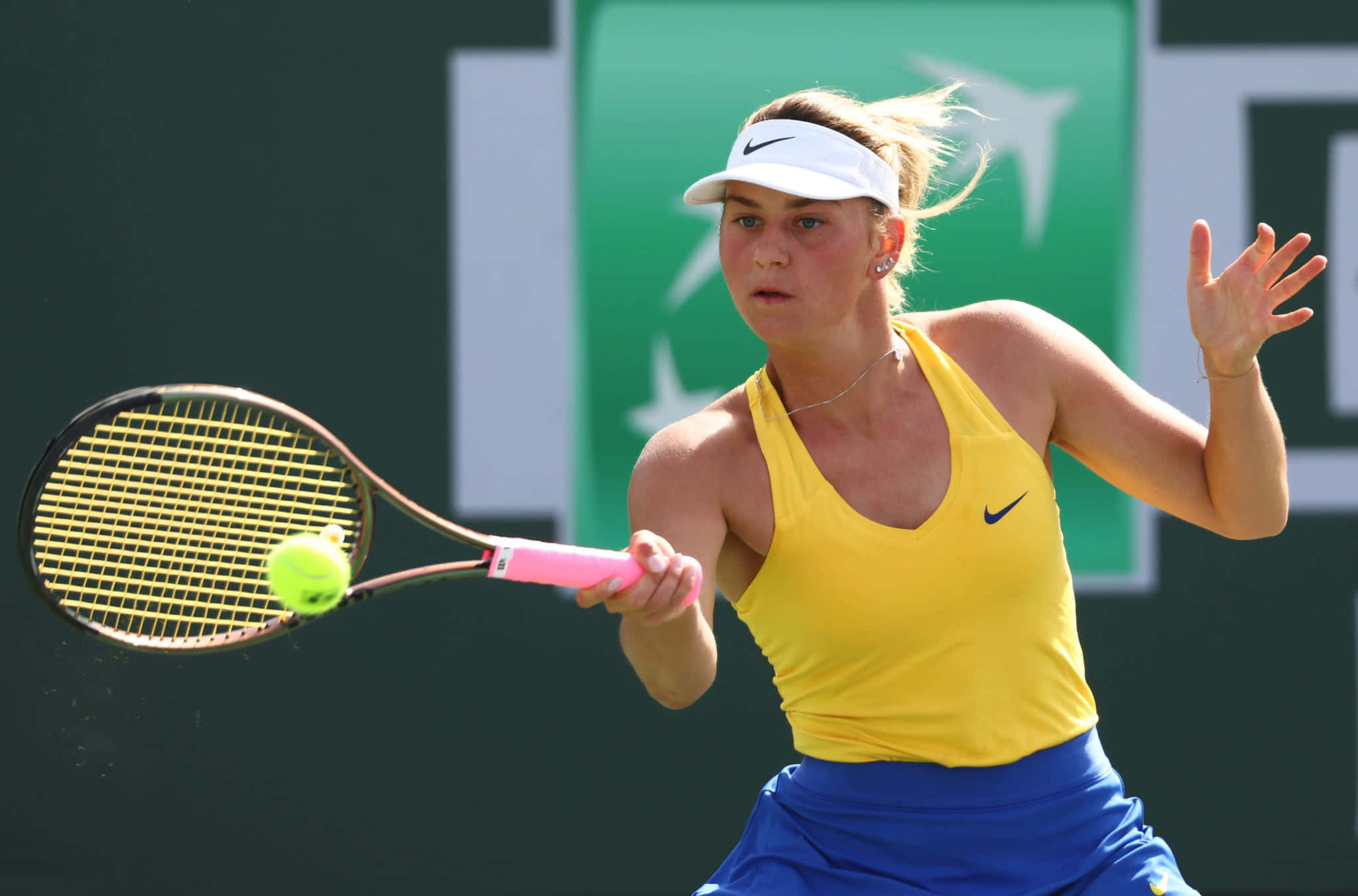 Marta Kostyuk, yellow and blue, pink-handled racket, Full HD Desktop Wallpaper