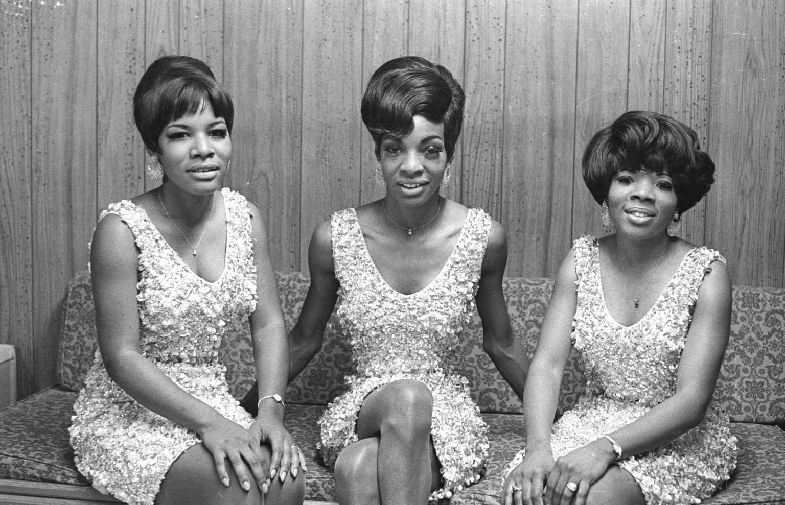 Martha And The Vandellas, sequined dresses, patterned couch, HD Desktop Wallpaper