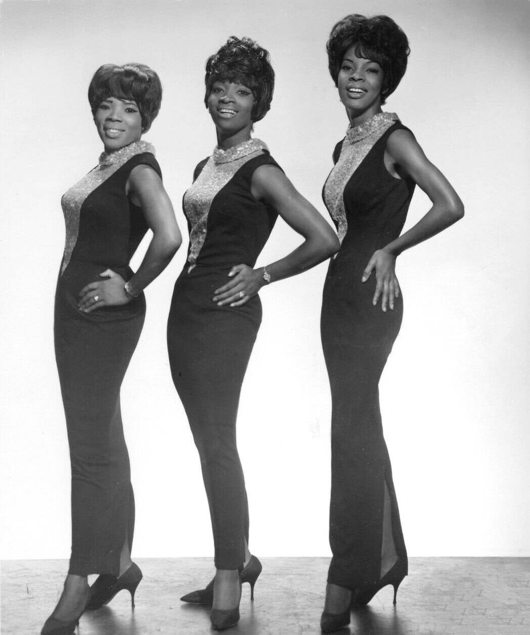 Martha And The Vandellas, sequined dresses, studio backdrop, SD Phone Wallpaper