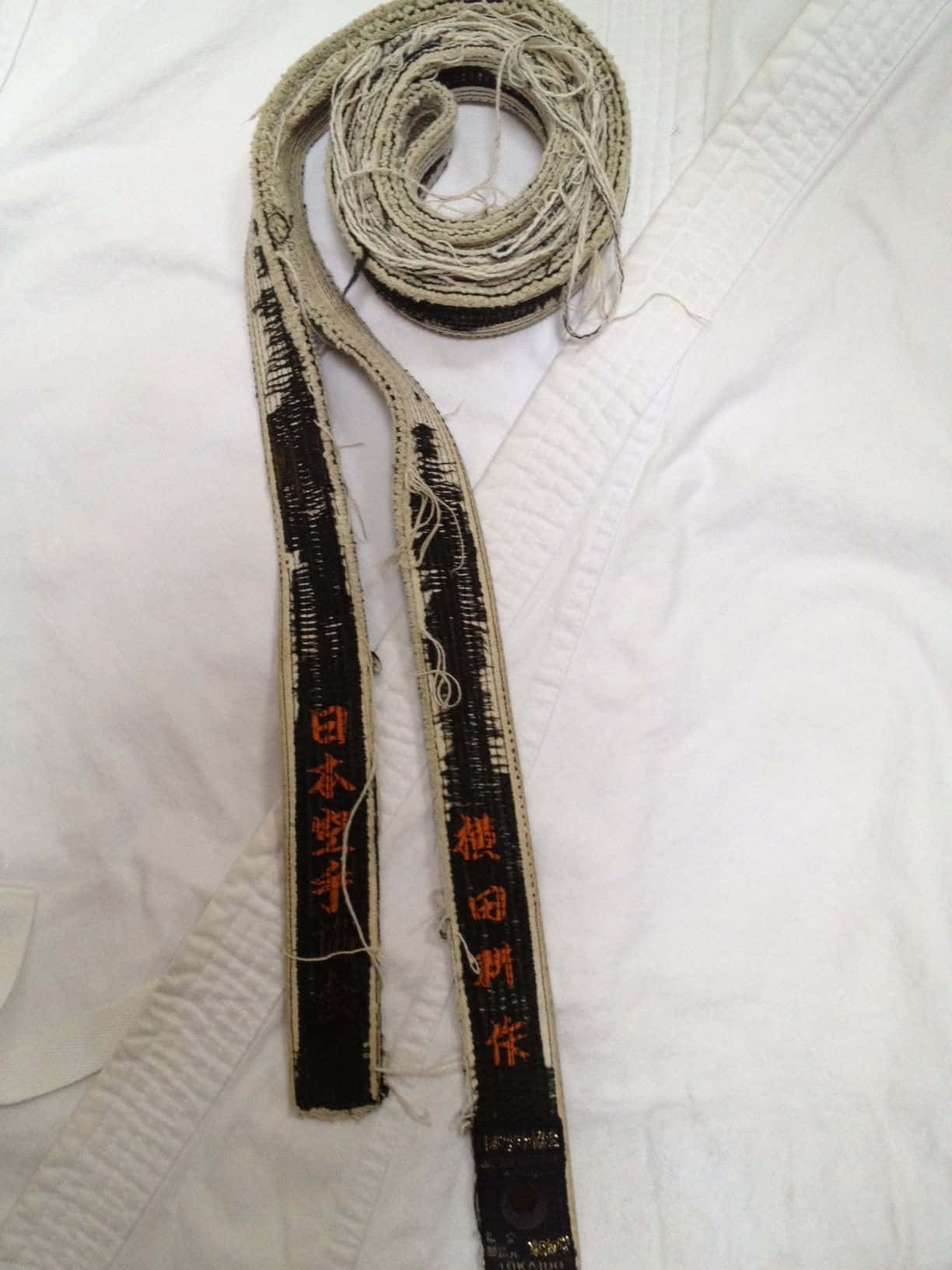 karate belt, red Japanese characters, white gi uniform, HD Phone Wallpaper