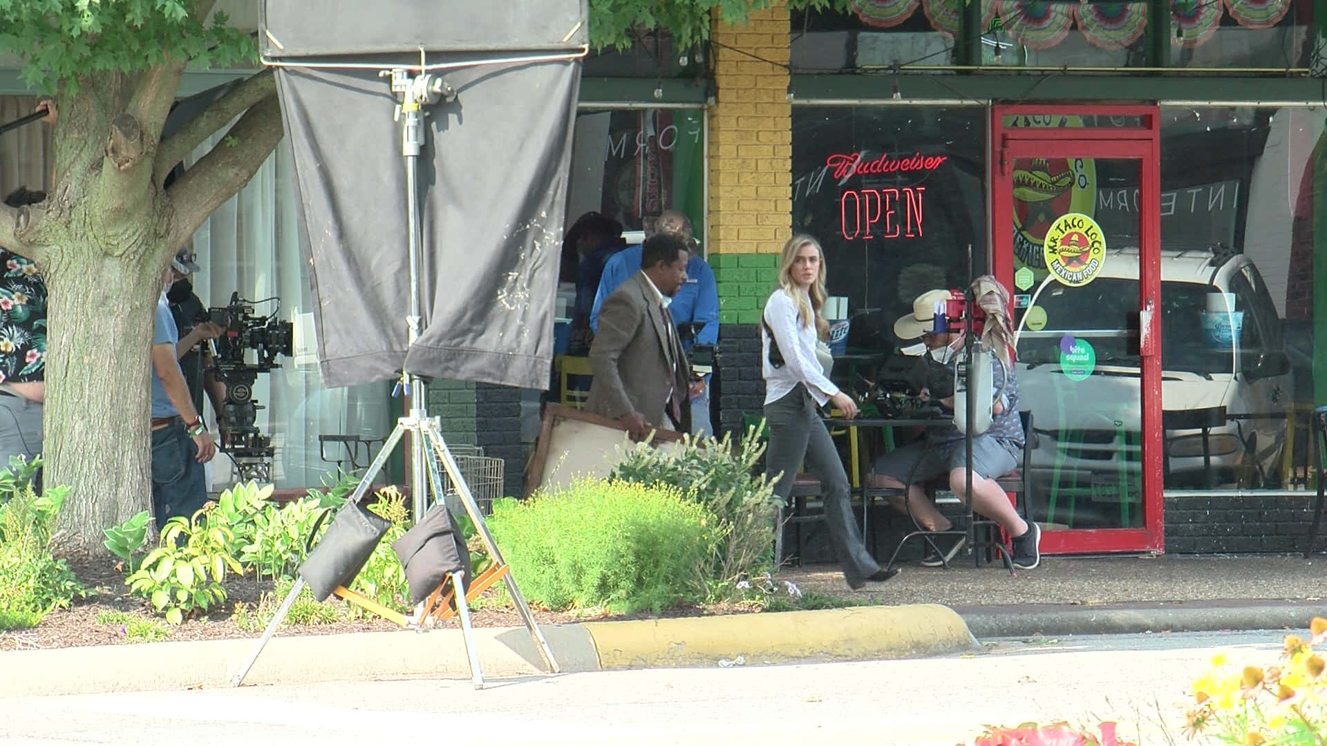Martin Lawrence, sunny street corner, bustling cafe, Full HD Desktop Wallpaper