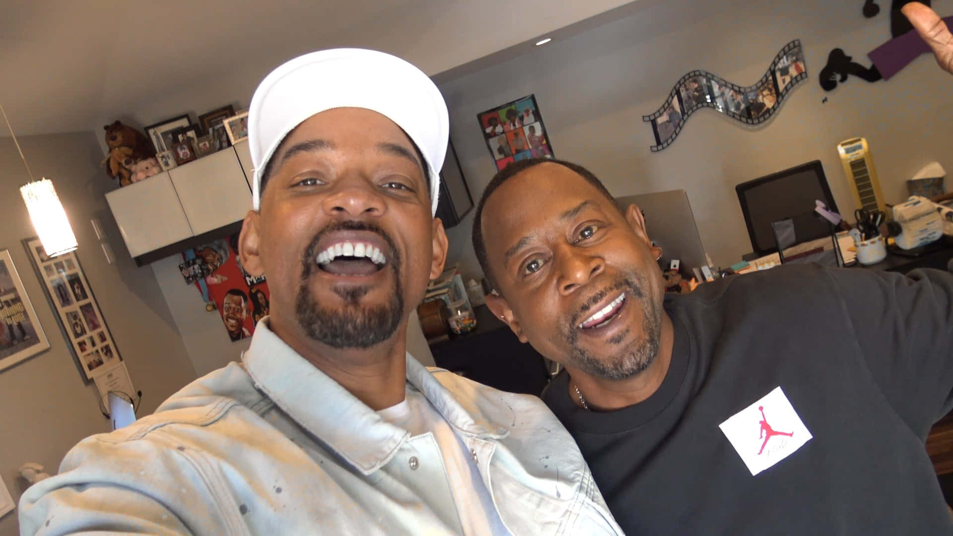 Martin Lawrence, living room, framed photos, Full HD Desktop Wallpaper
