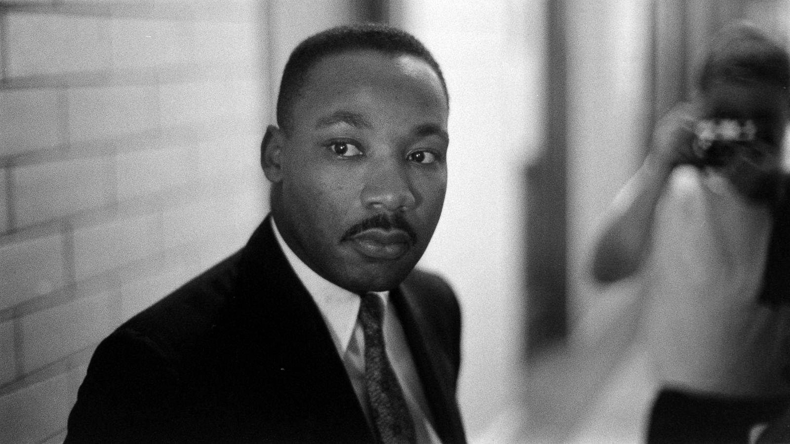 Martin Luther King Jr, black and white portrait, hallway, HD Desktop Wallpaper