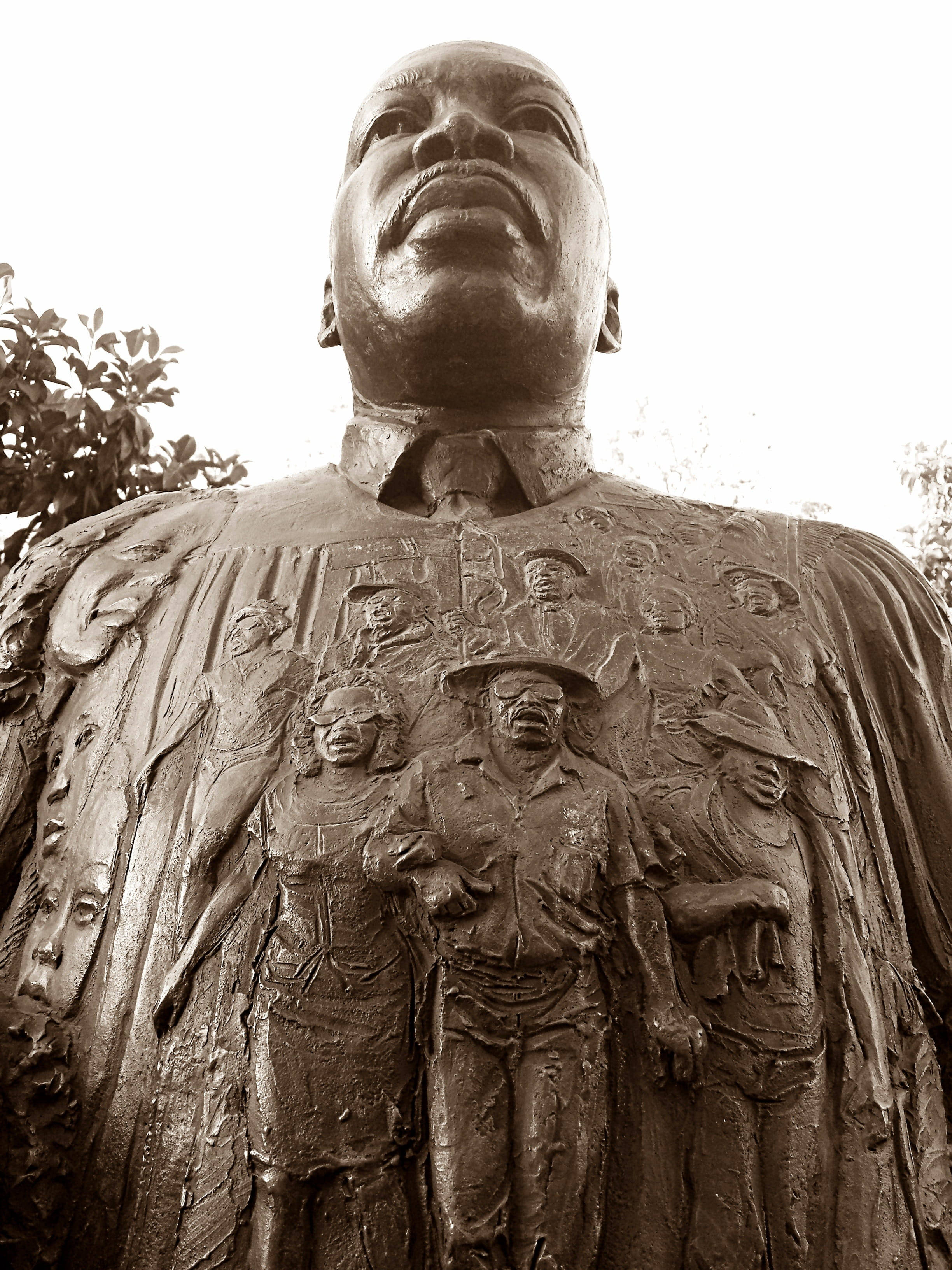 Martin Luther King Jr, bronze statue, relief carvings, 2K Phone Wallpaper