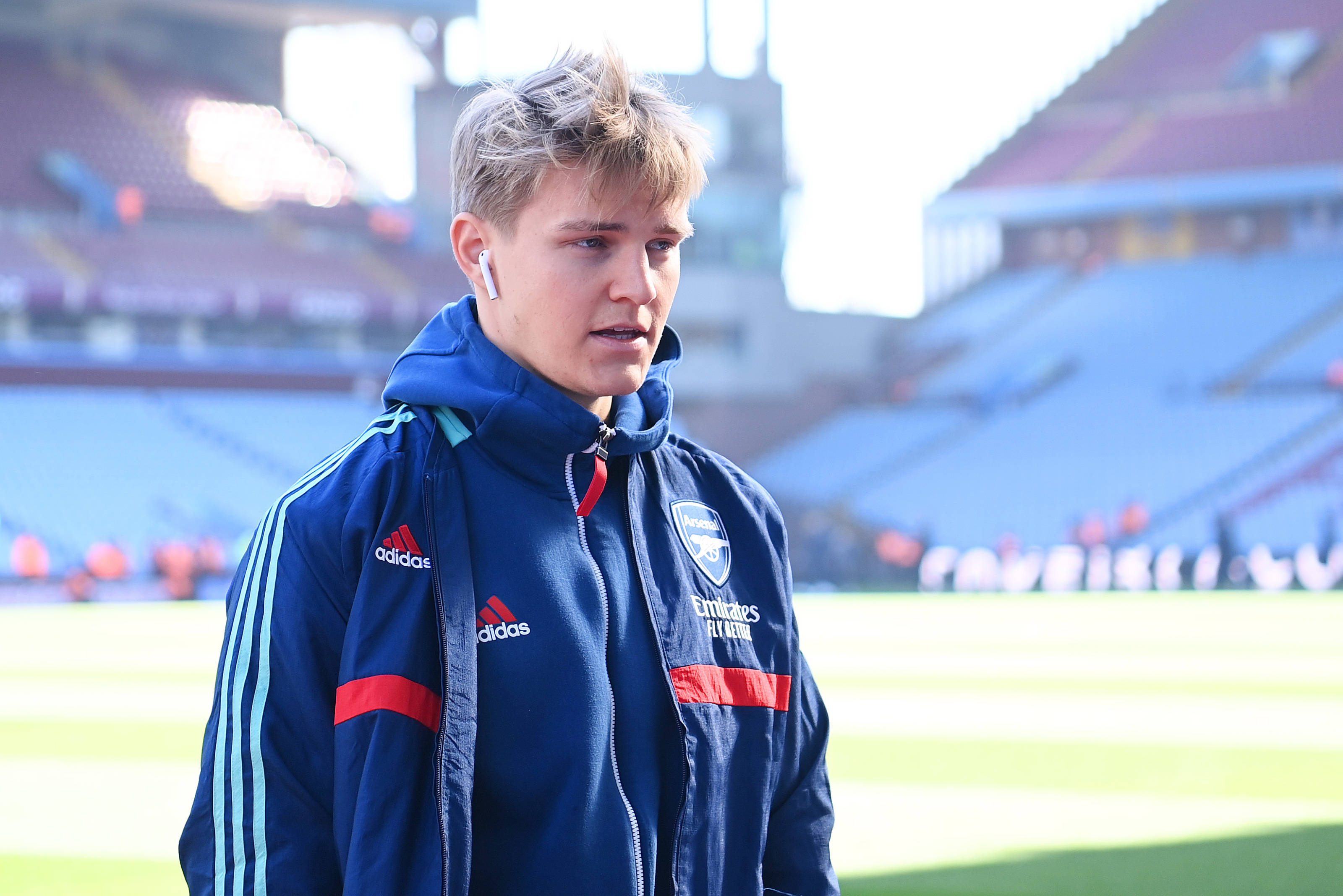Martin Ødegaard, blue Arsenal training jacket, sunlit stadium pitch, 2K Desktop Wallpaper