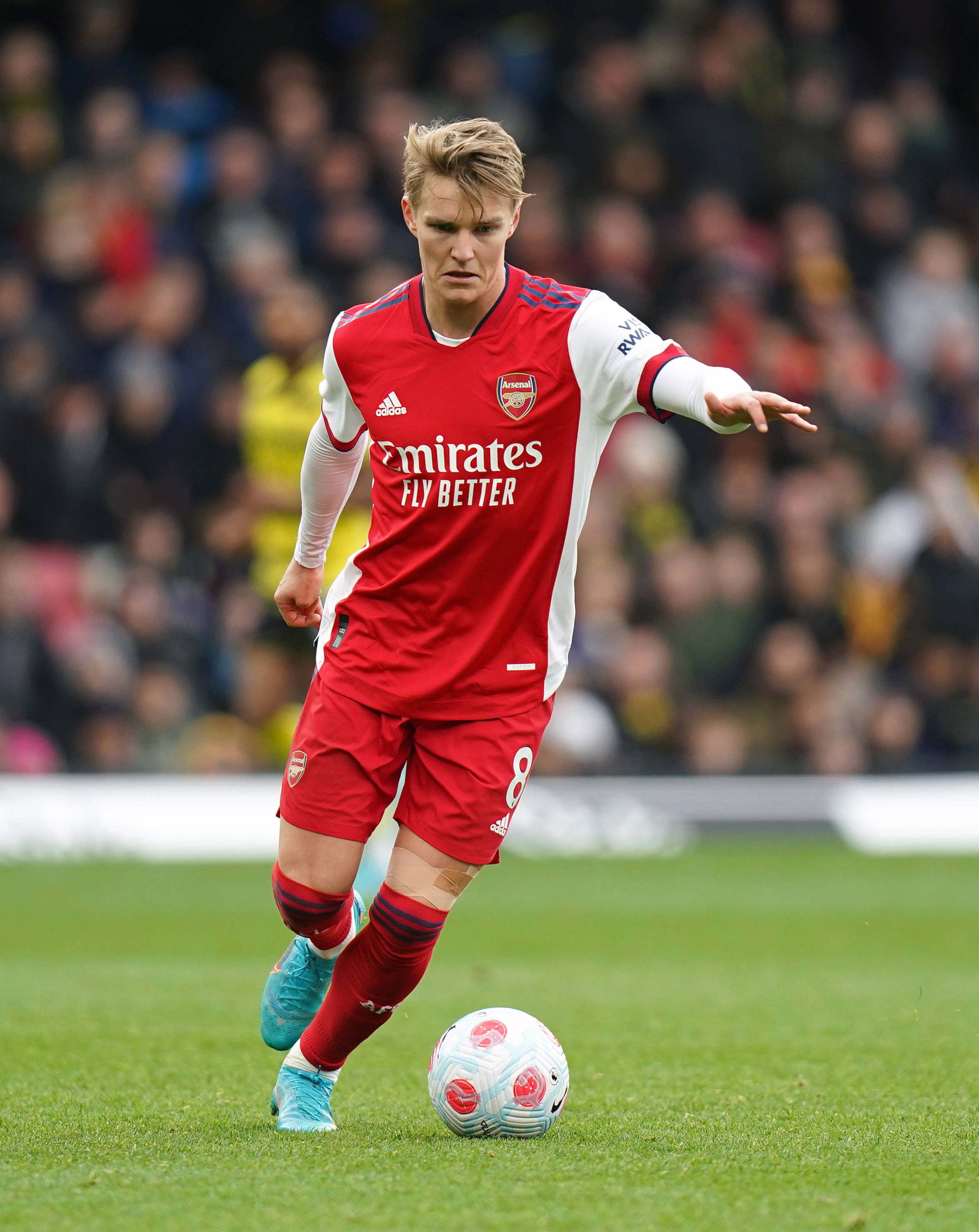 Martin Ødegaard, red Arsenal kit, white ball, 2K Phone Wallpaper
