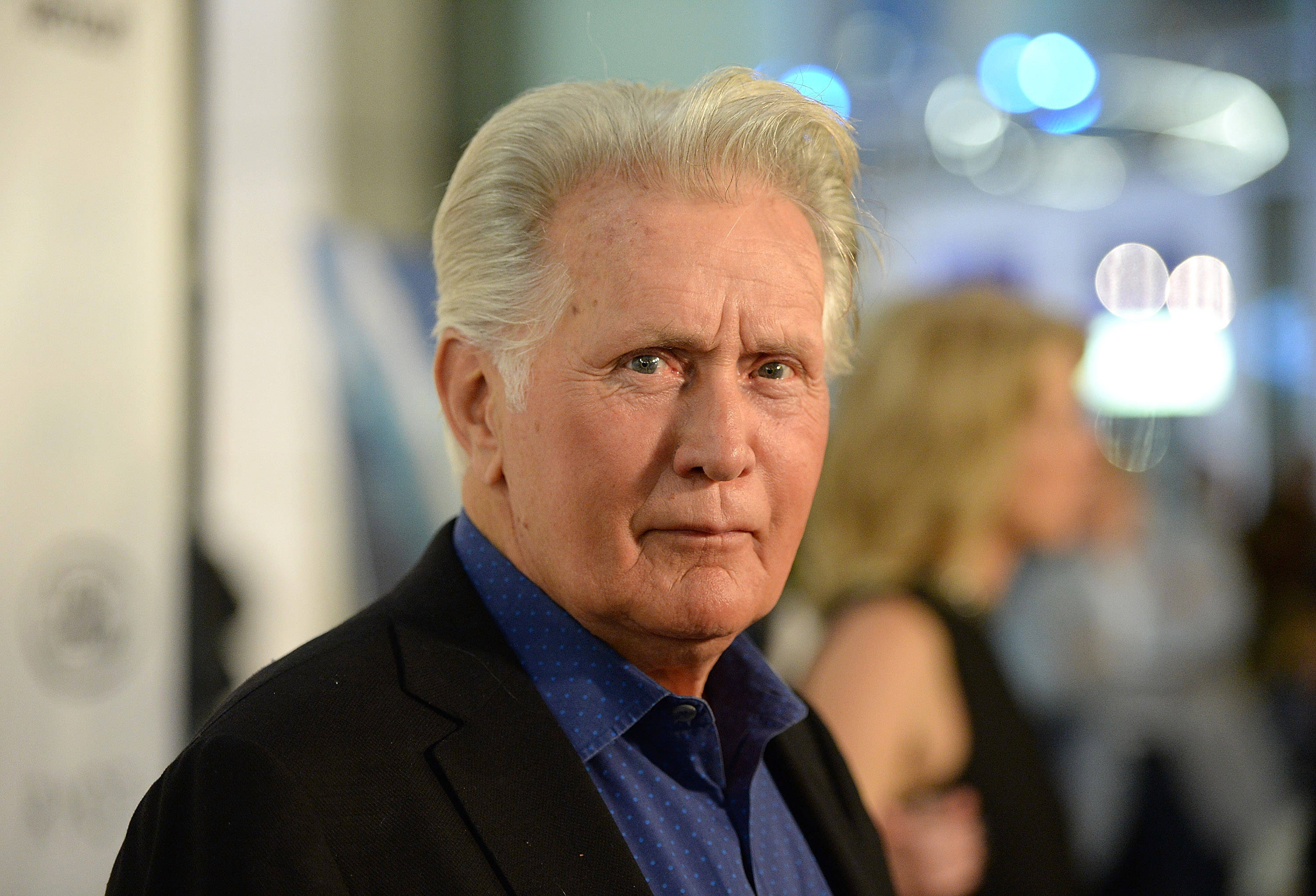 Martin Sheen, black blazer, blue shirt, 2K Desktop Wallpaper