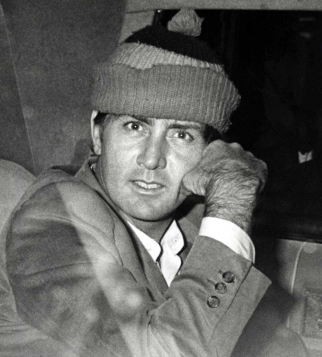 Martin Sheen, knit beanie, dimly lit interior, SD Phone Wallpaper