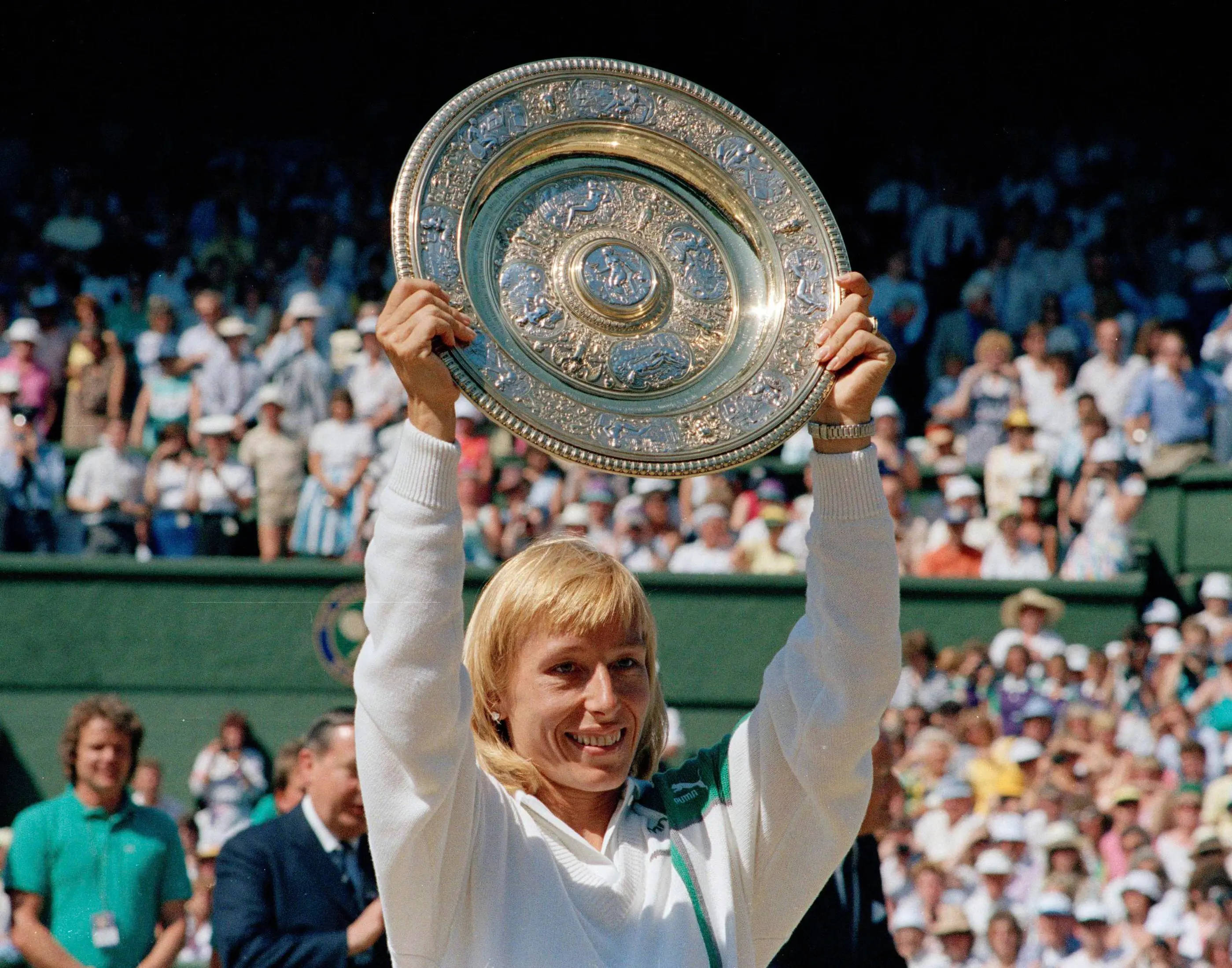 Martina Navratilova, silver trophy, grass court, 2K Desktop Wallpaper