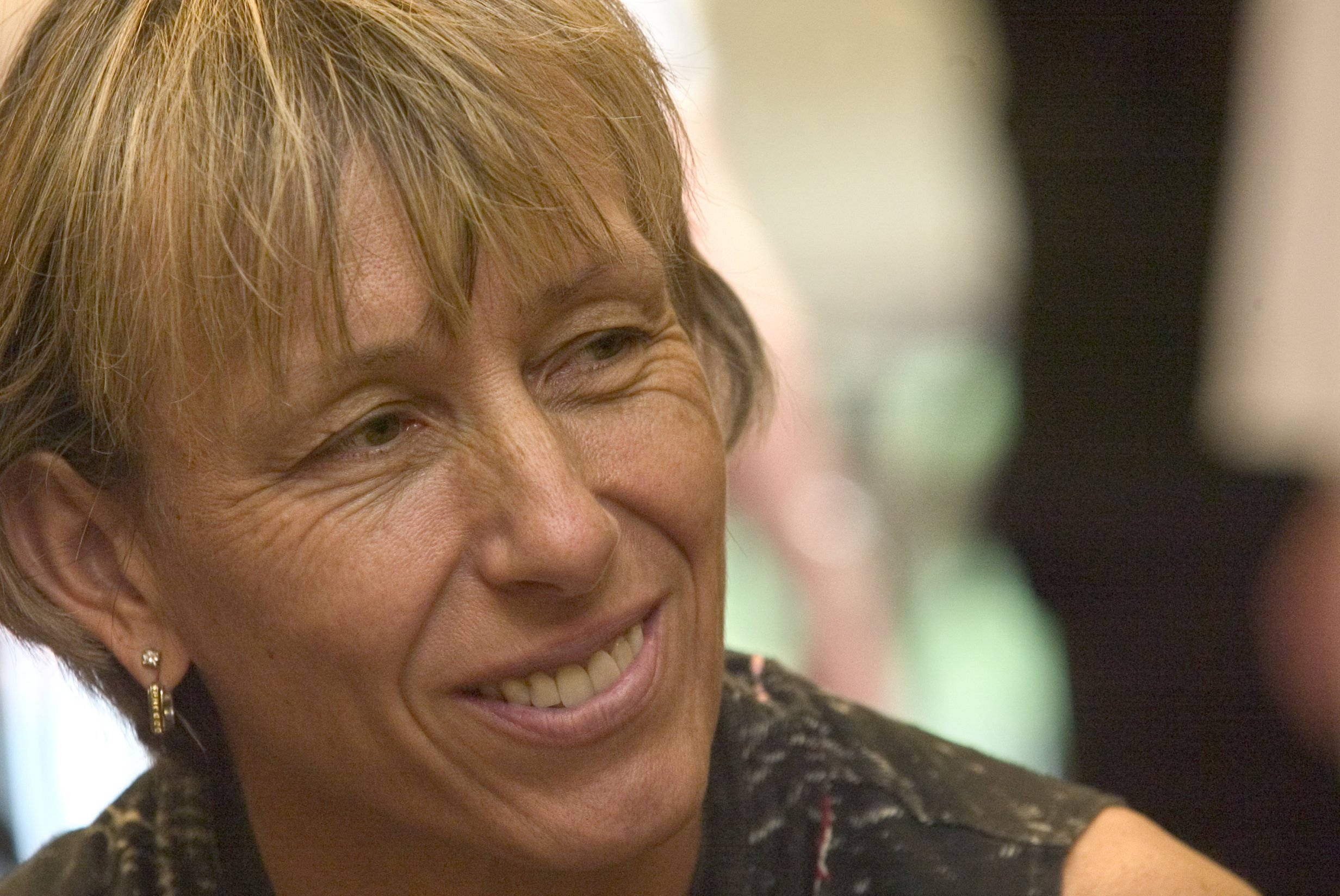 Martina Navratilova, short blonde hair, warm eyes, Full HD Desktop Wallpaper