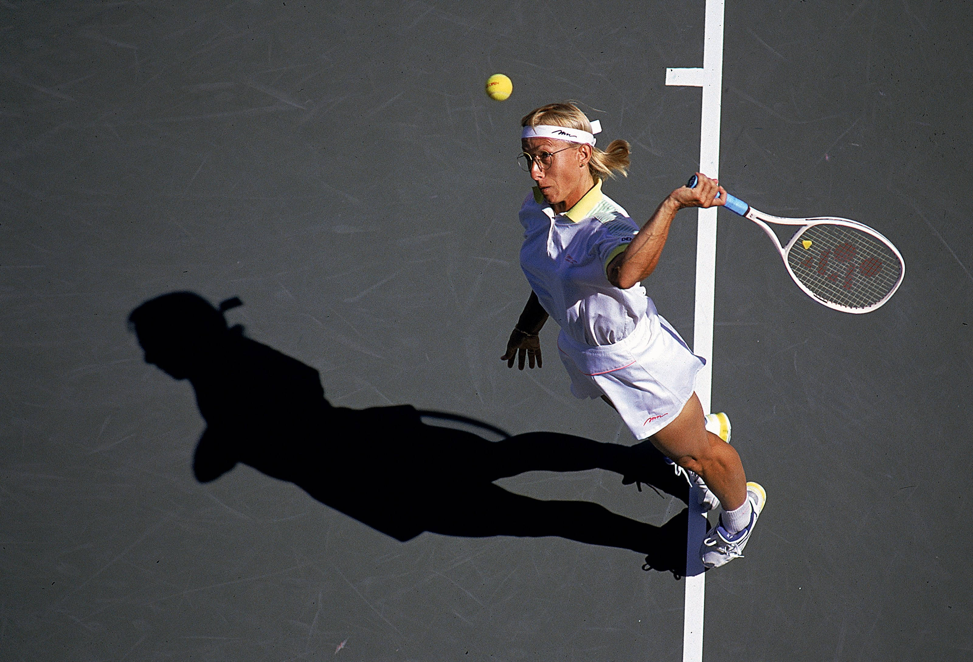 Martina Navratilova, yellow ball, gray court, 2K Desktop Wallpaper