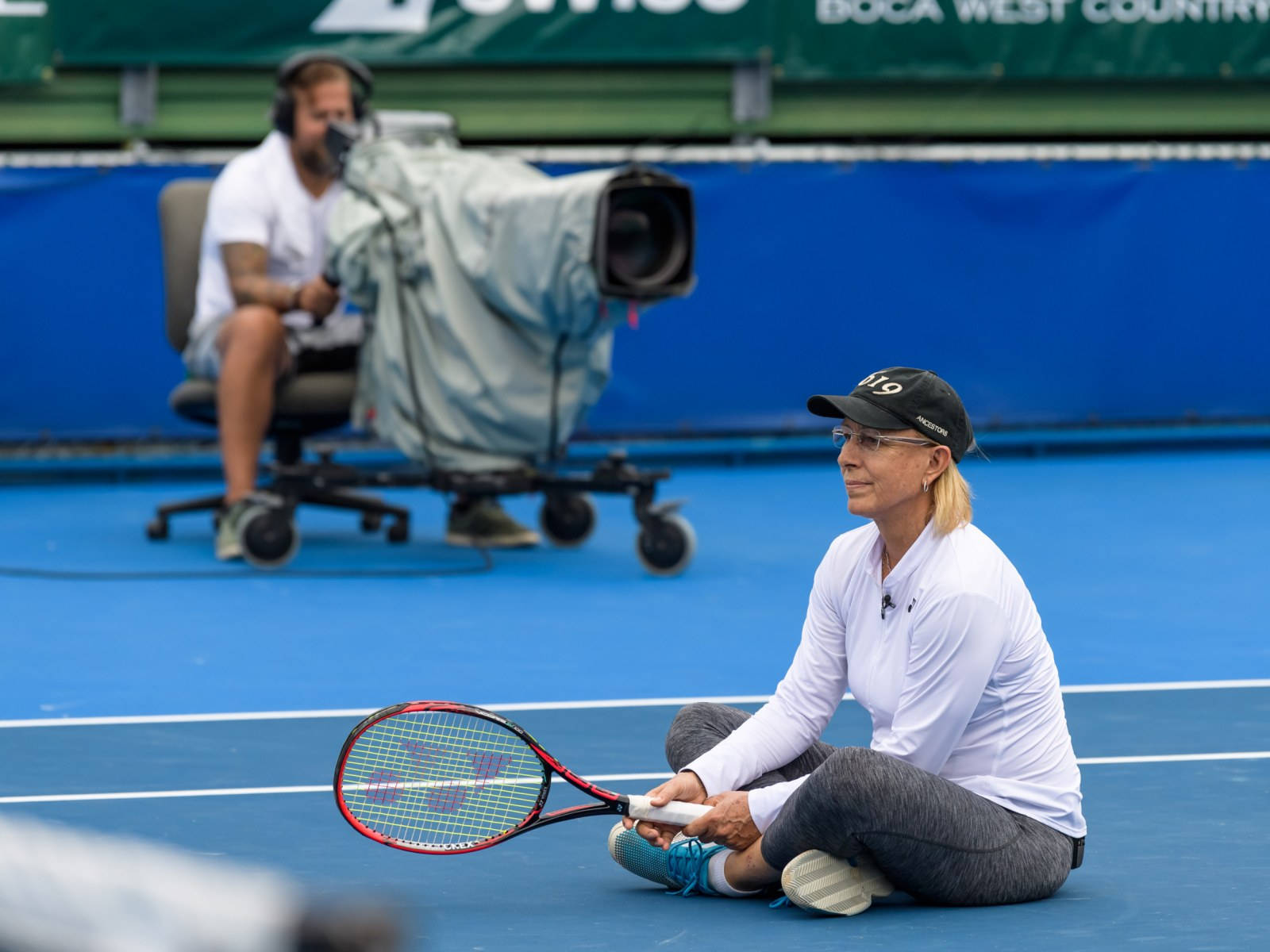 Martina Navratilova, blue tennis court, racket, HD Desktop Wallpaper