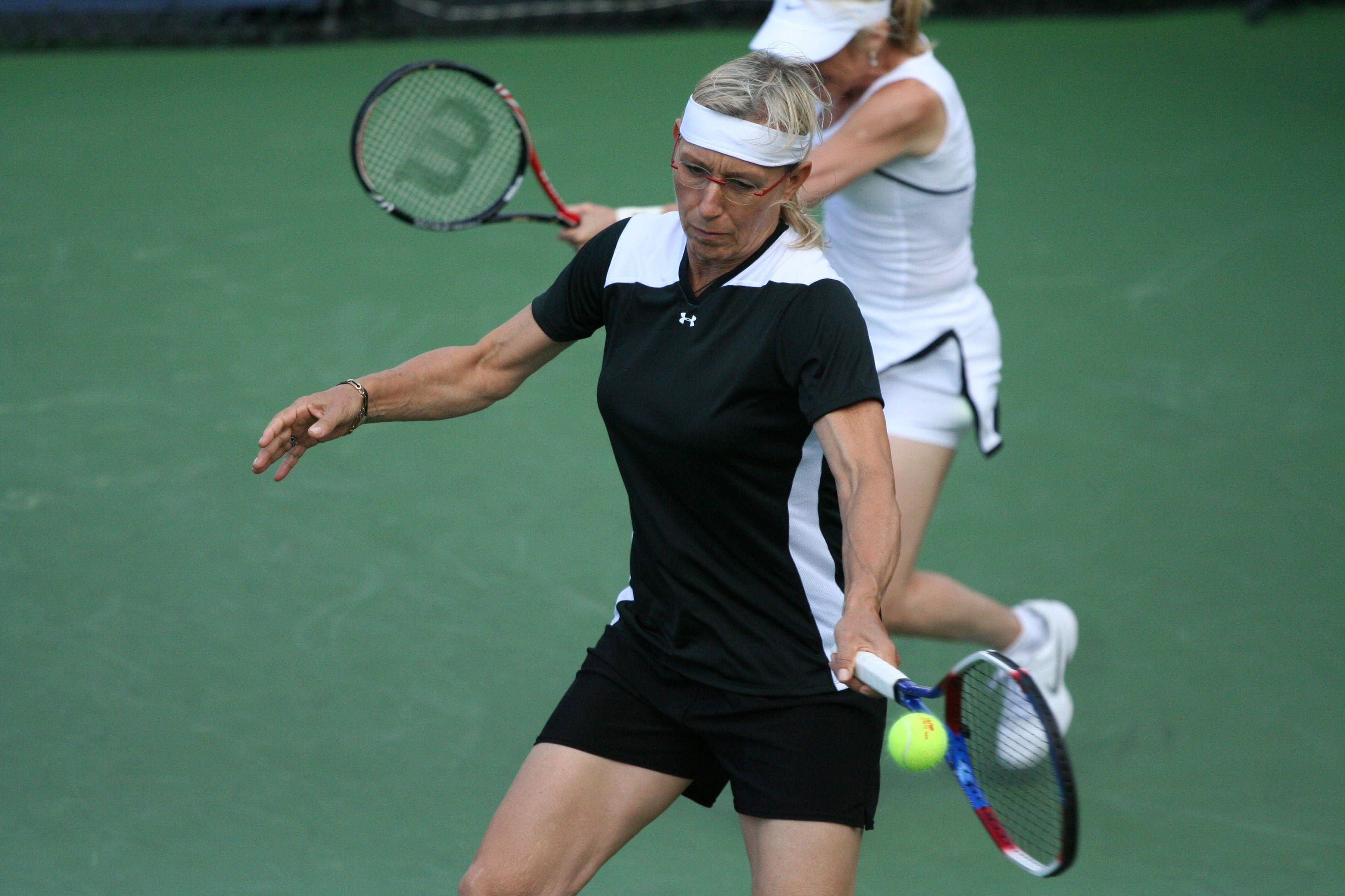 Martina Navratilova, black and white gear, yellow ball, 2K Desktop Wallpaper