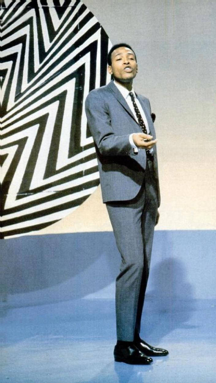 Marvin Gaye, gray suit, blue stage, SD Phone Wallpaper