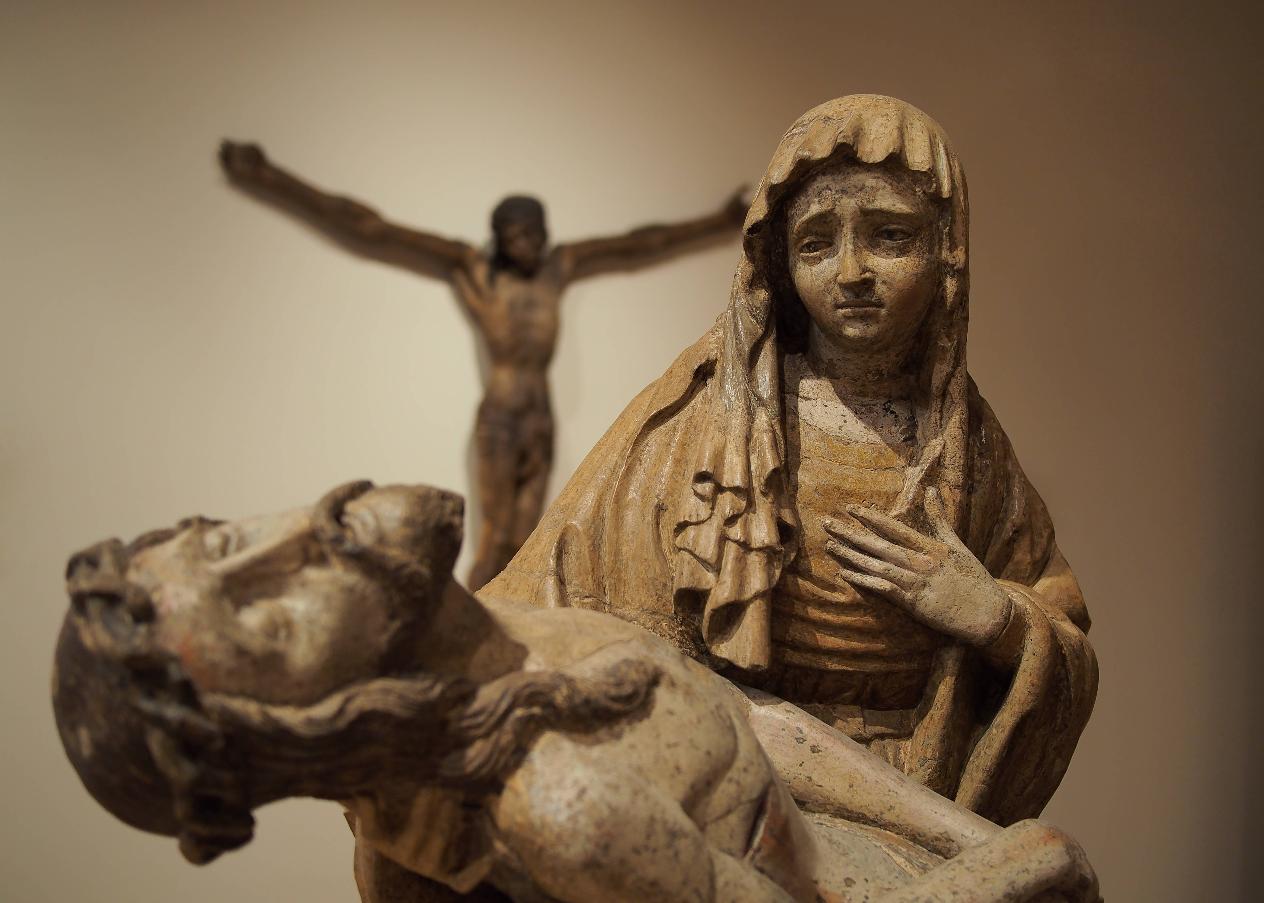 Mary And Jesus, stone mourning, weathered wooden sculptures, 4K Desktop Wallpaper