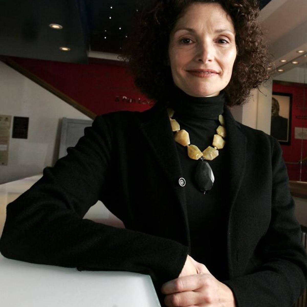 Mary Elizabeth Mastrantonio, black turtleneck, blazer, SD Desktop Wallpaper