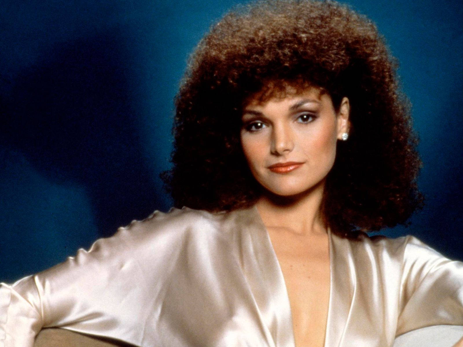 Mary Elizabeth Mastrantonio, white silk, voluminous curly brown hair, HD Desktop Wallpaper