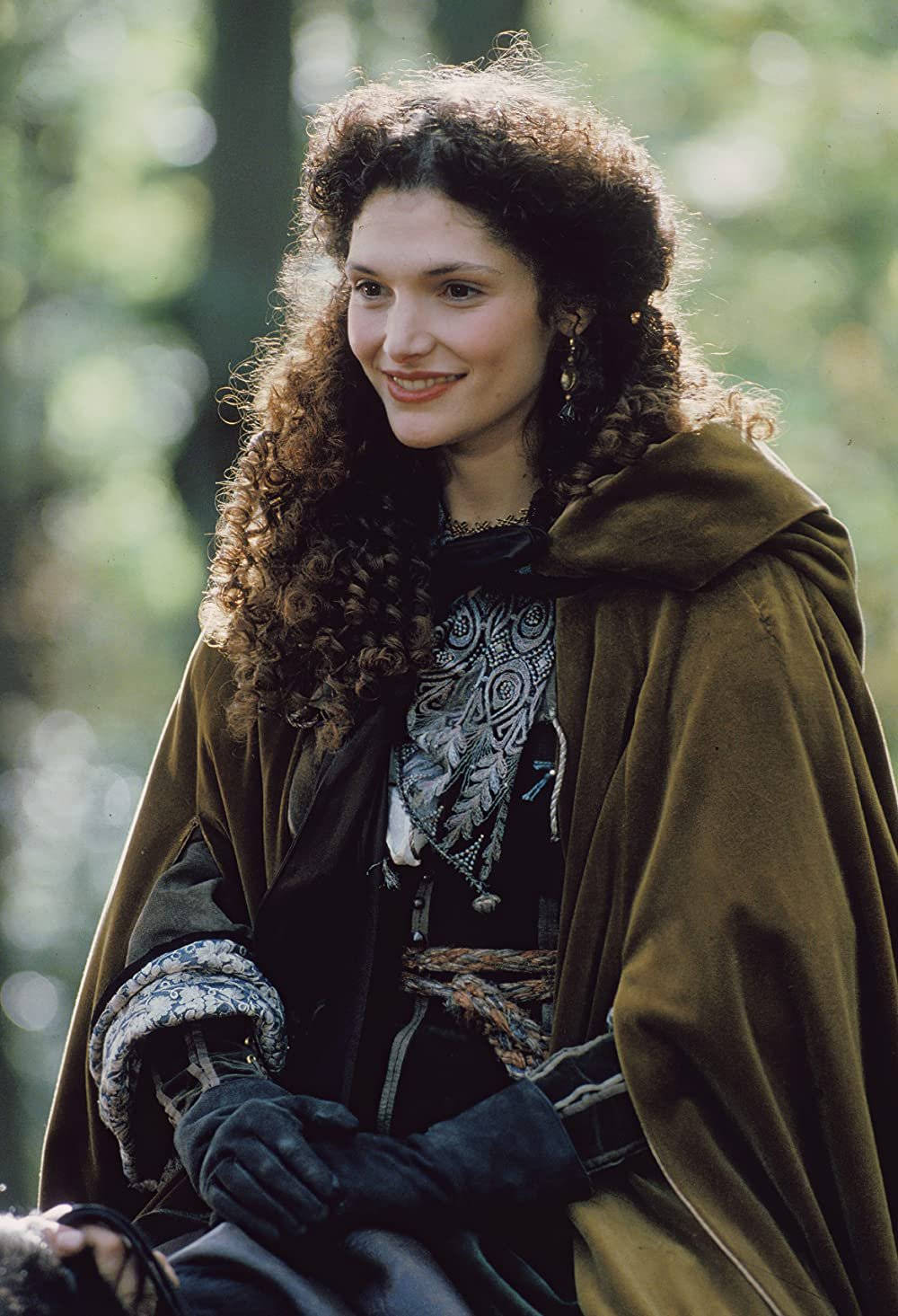 Mary Elizabeth Mastrantonio, curly brown hair, green cloak, HD Phone Wallpaper