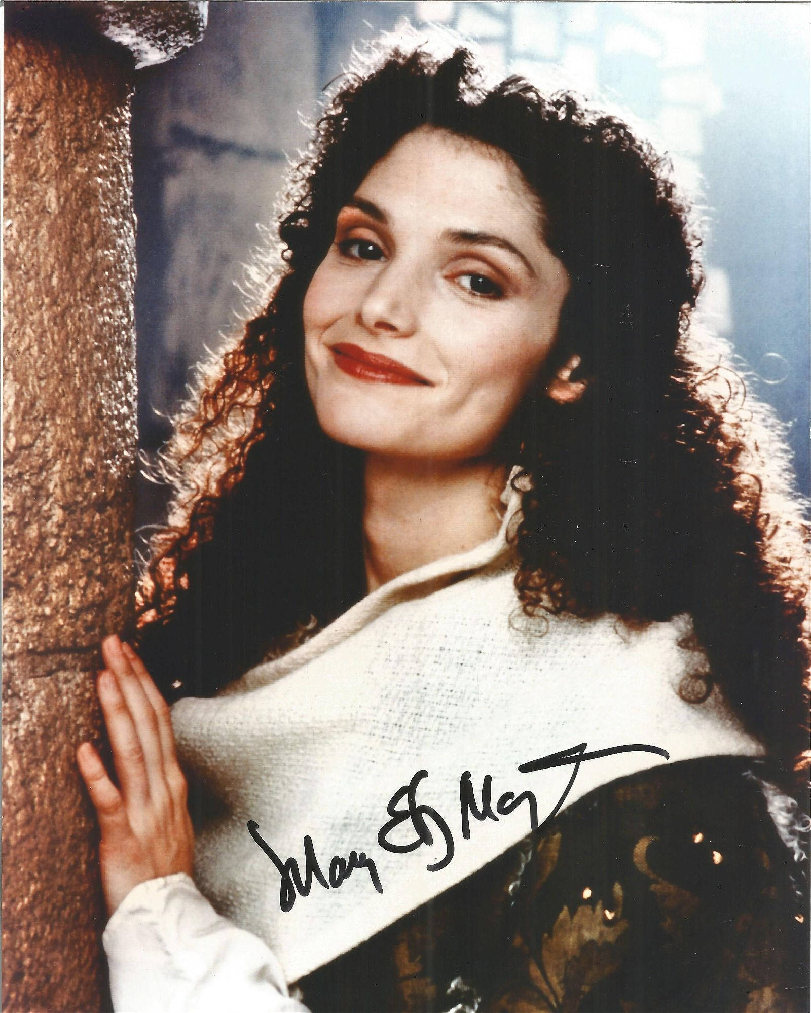 Mary Elizabeth Mastrantonio, curly dark hair, stone pillar, Full HD Phone Wallpaper