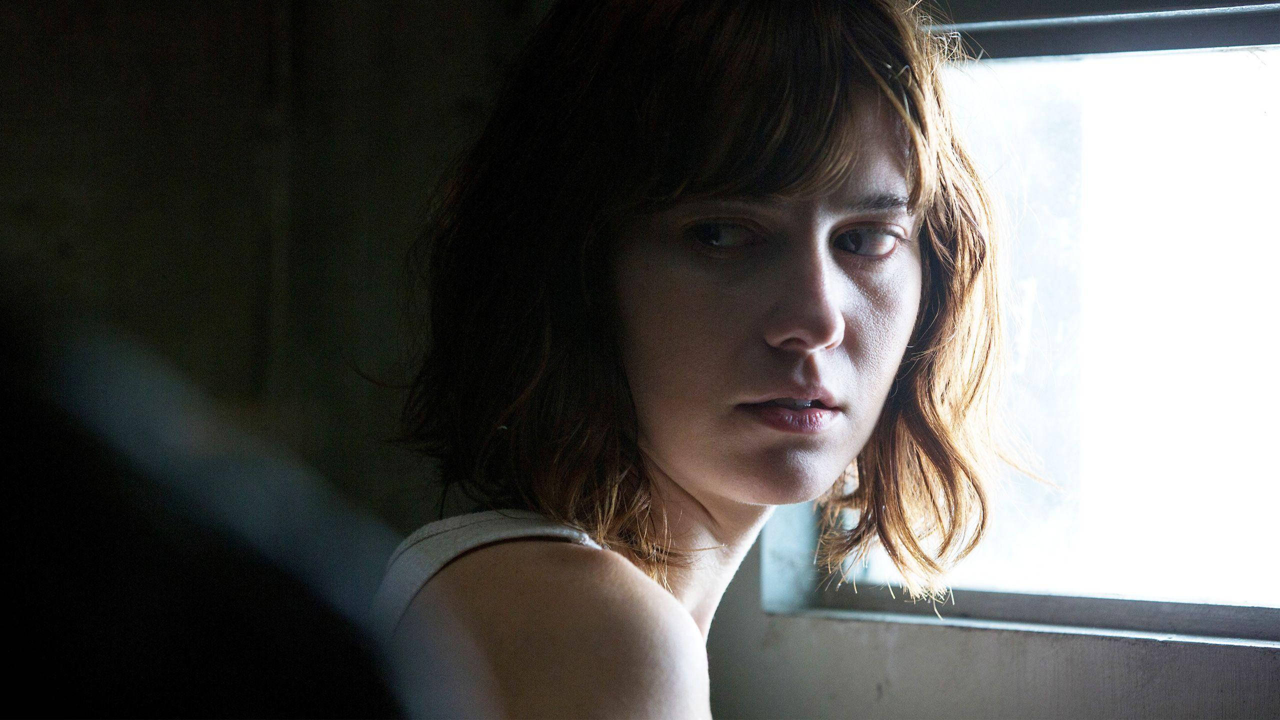 Mary Elizabeth Winstead, tousled brown hair, dim room, 2K Desktop Wallpaper