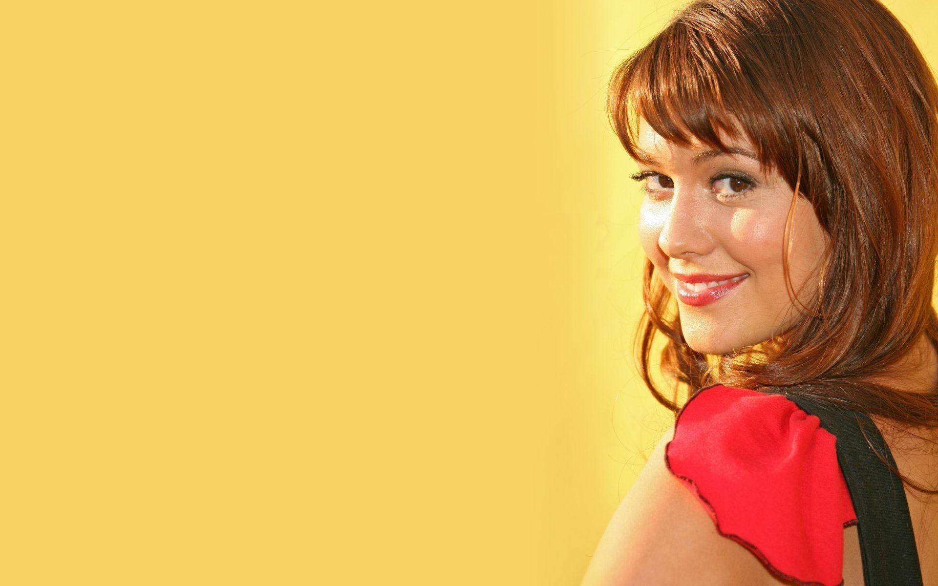 Mary Elizabeth Winstead, yellow background, brown hair, Full HD Desktop Wallpaper
