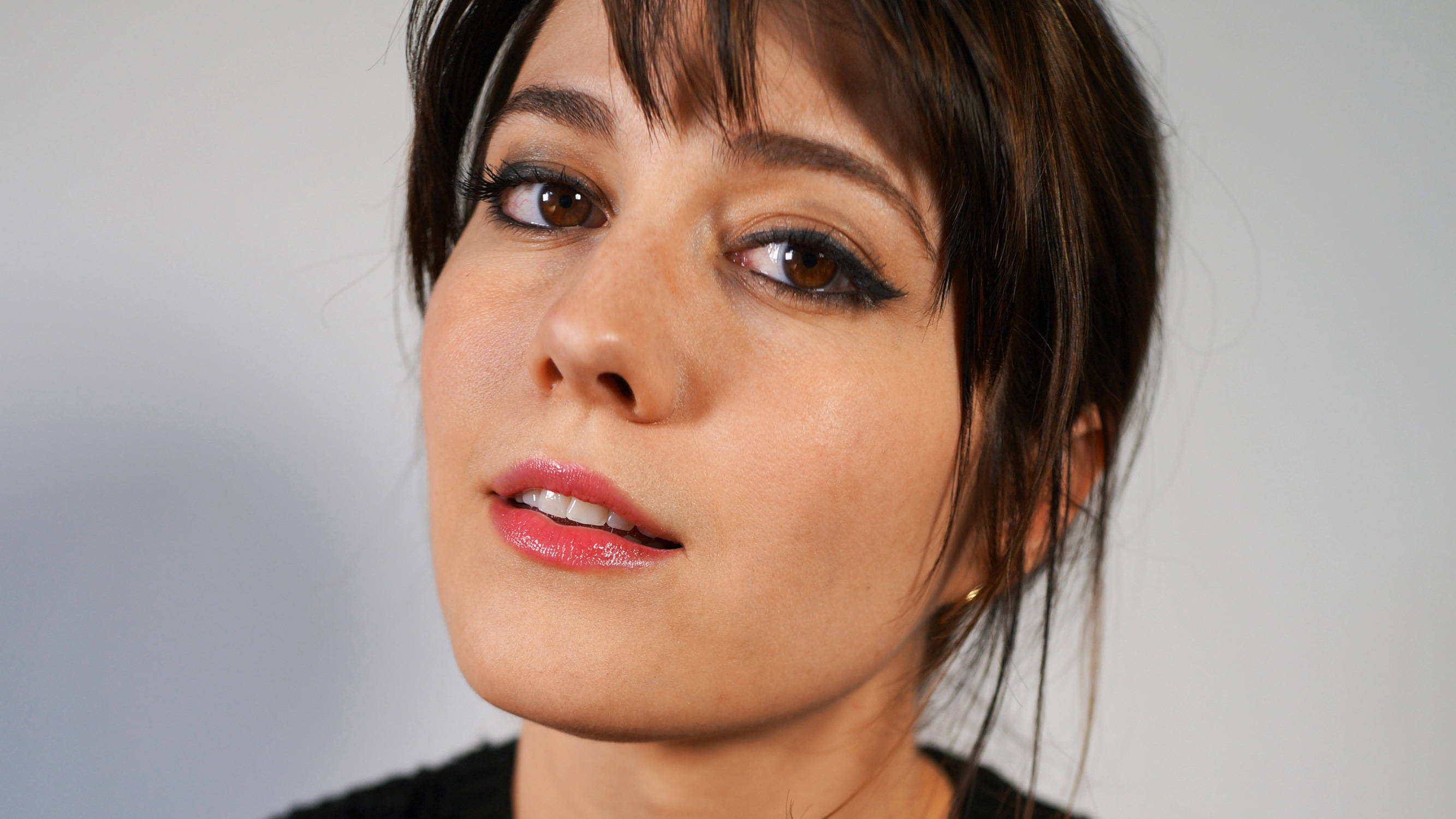 Mary Elizabeth Winstead, dark hair, smoky eyes, 2K Desktop Wallpaper