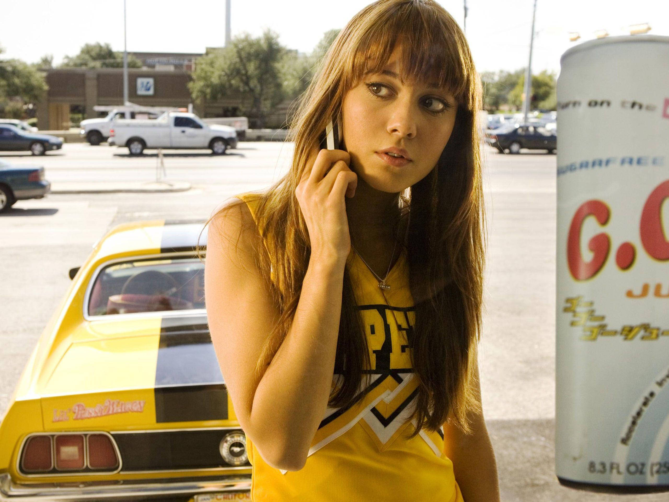 Mary Elizabeth Winstead, jersey yellow, vintage yellow car, 2K Desktop Wallpaper