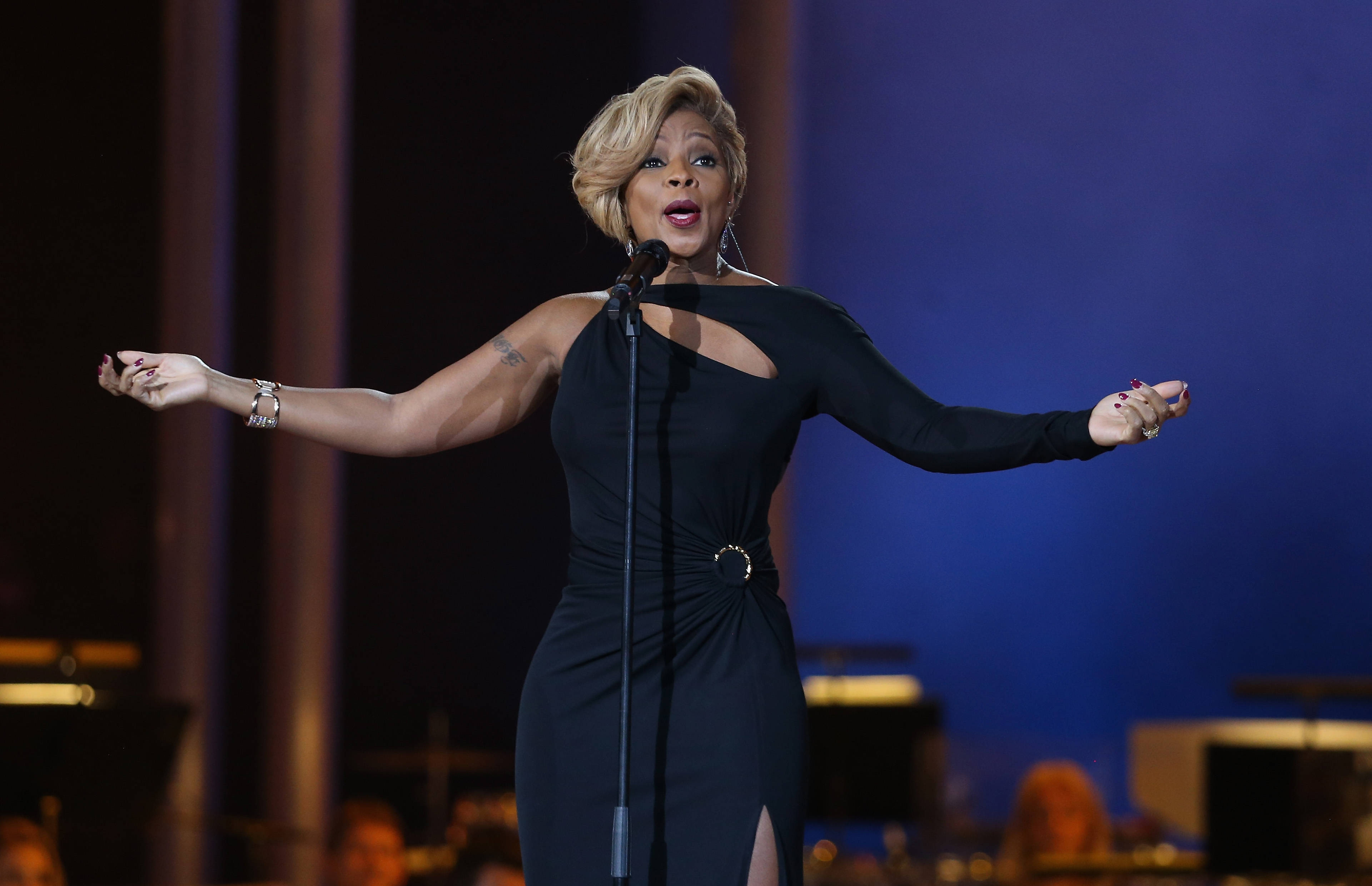 Mary J Blige, black dress, stage, 4K Desktop Wallpaper