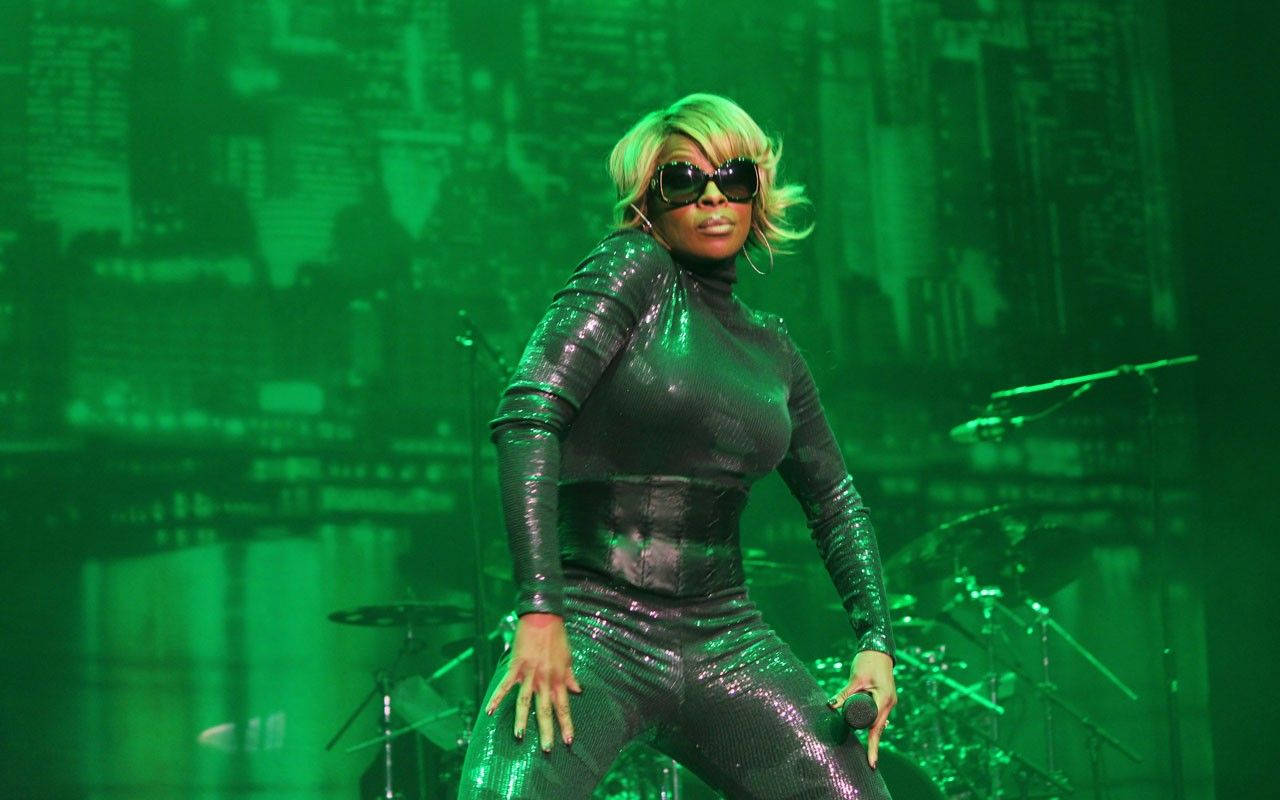 Mary J Blige, sparkling green outfit, vibrant green lights, HD Desktop Wallpaper