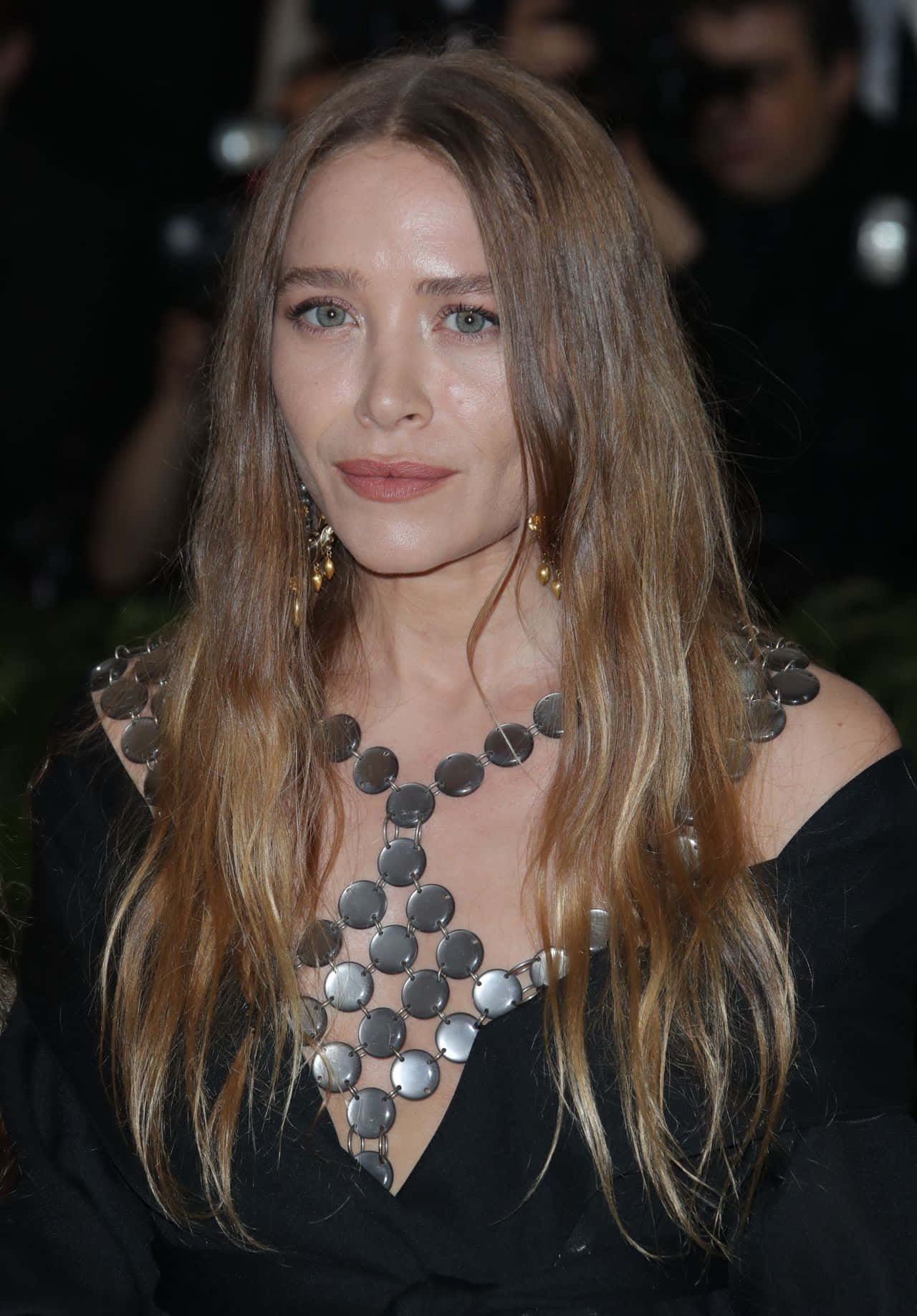 Mary-Kate Olsen, red carpet event, bold silver disc necklace, HD Phone Wallpaper
