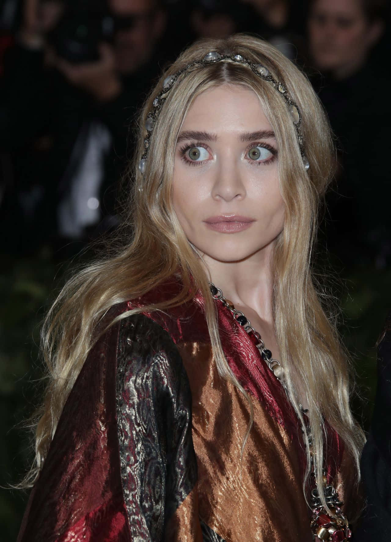Mary Kate Olsen, jeweled headband, shimmering red and gold outfit, HD Phone Wallpaper