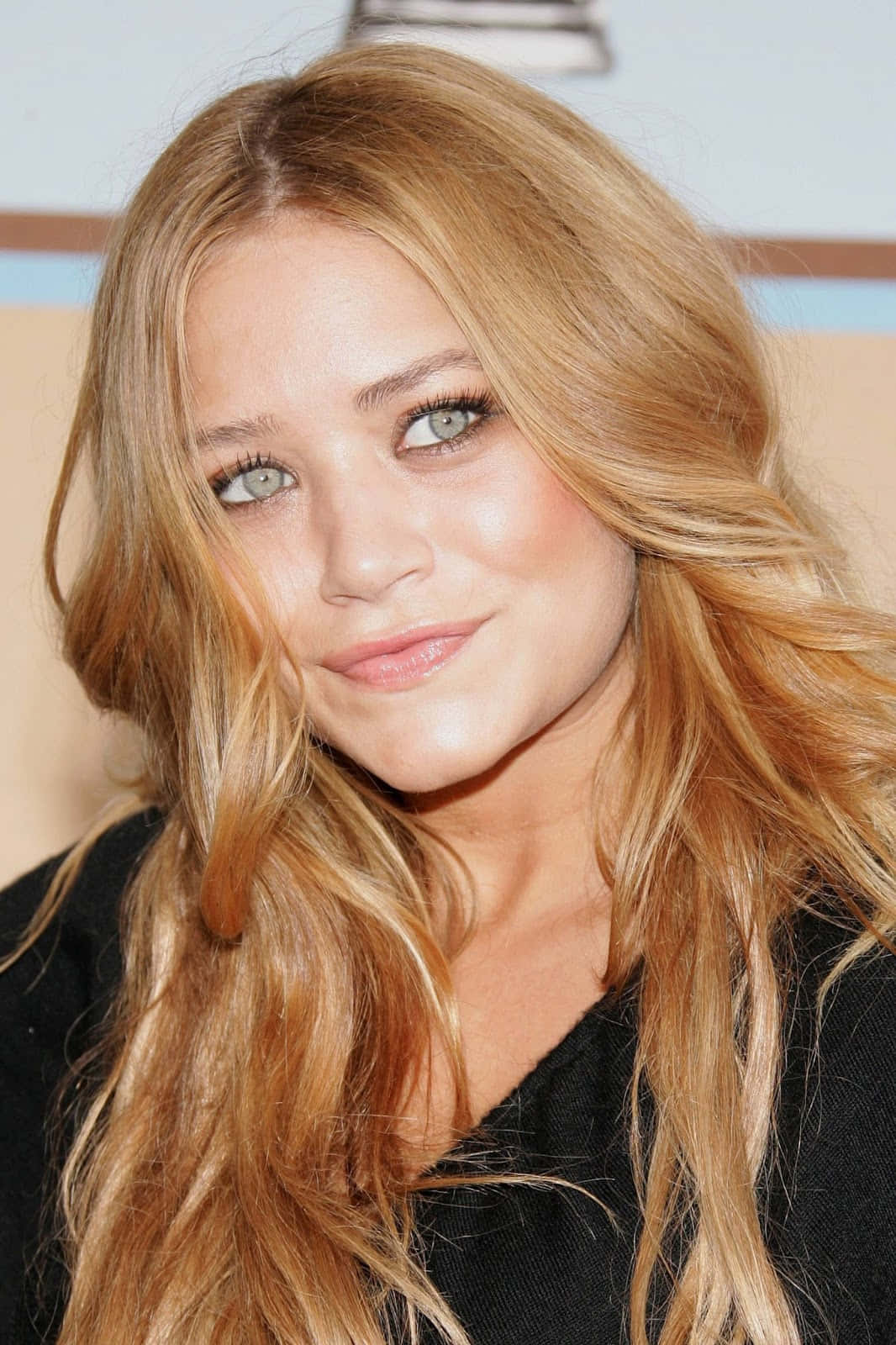 Mary Kate Olsen, long wavy blonde hair, green eyes, HD Phone Wallpaper