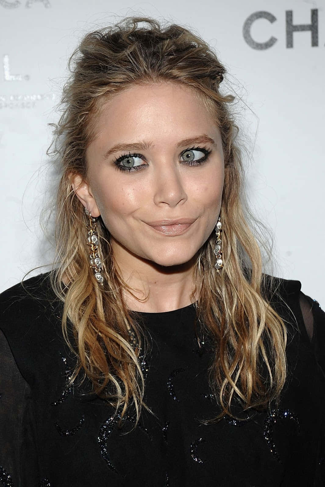 Mary Kate Olsen, tousled blonde hair, striking green eyes, HD Phone Wallpaper