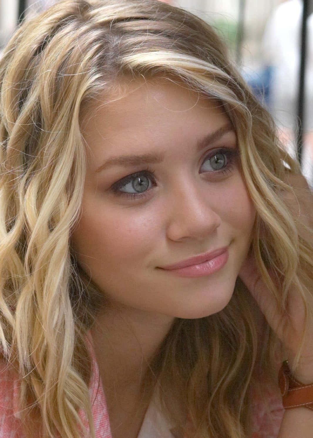 Mary Kate Olsen, wavy blonde hair, blue eyes, HD Phone Wallpaper