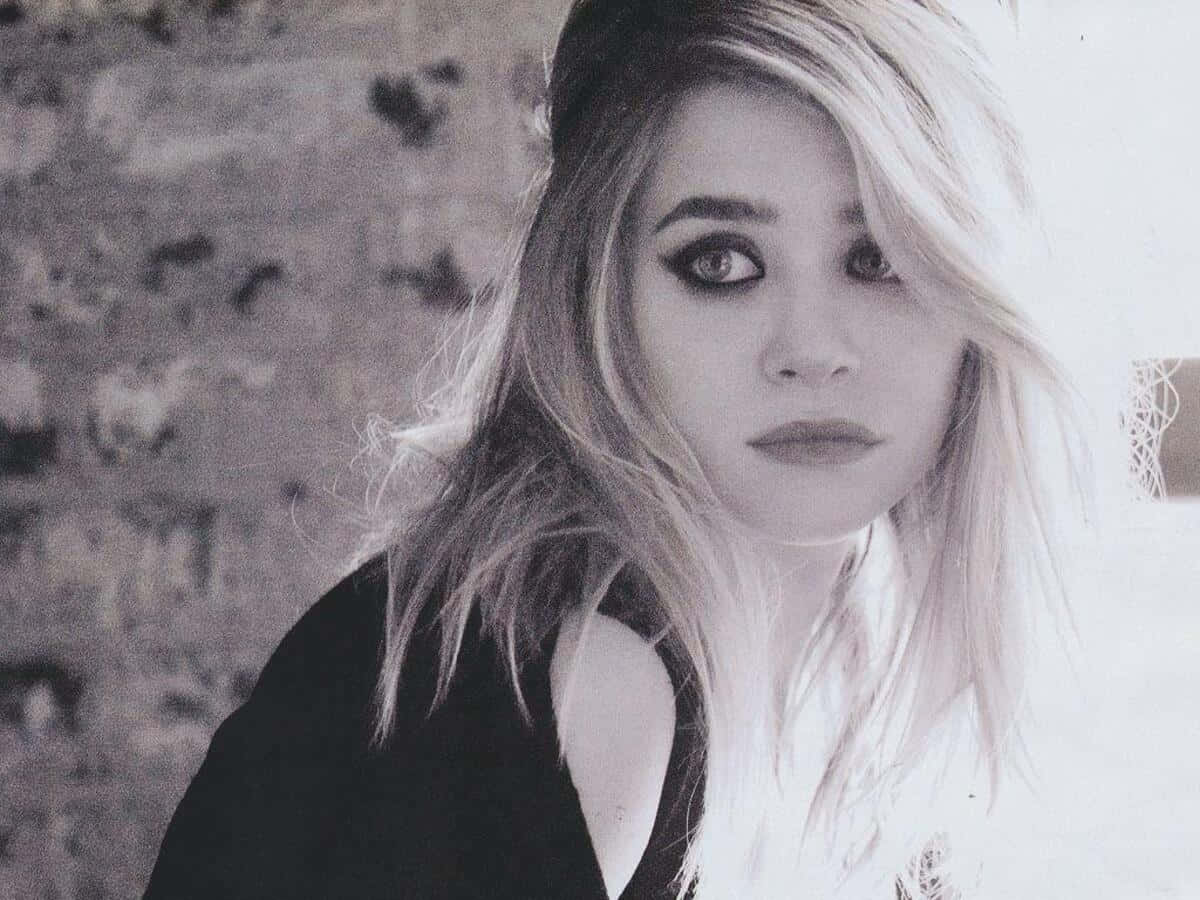 Mary Kate Olsen, tousled blonde hair, intense gaze, SD Desktop Wallpaper