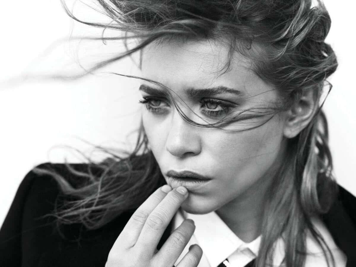 Mary Kate Olsen, black and white portrait, wind-blown hair, SD Desktop Wallpaper