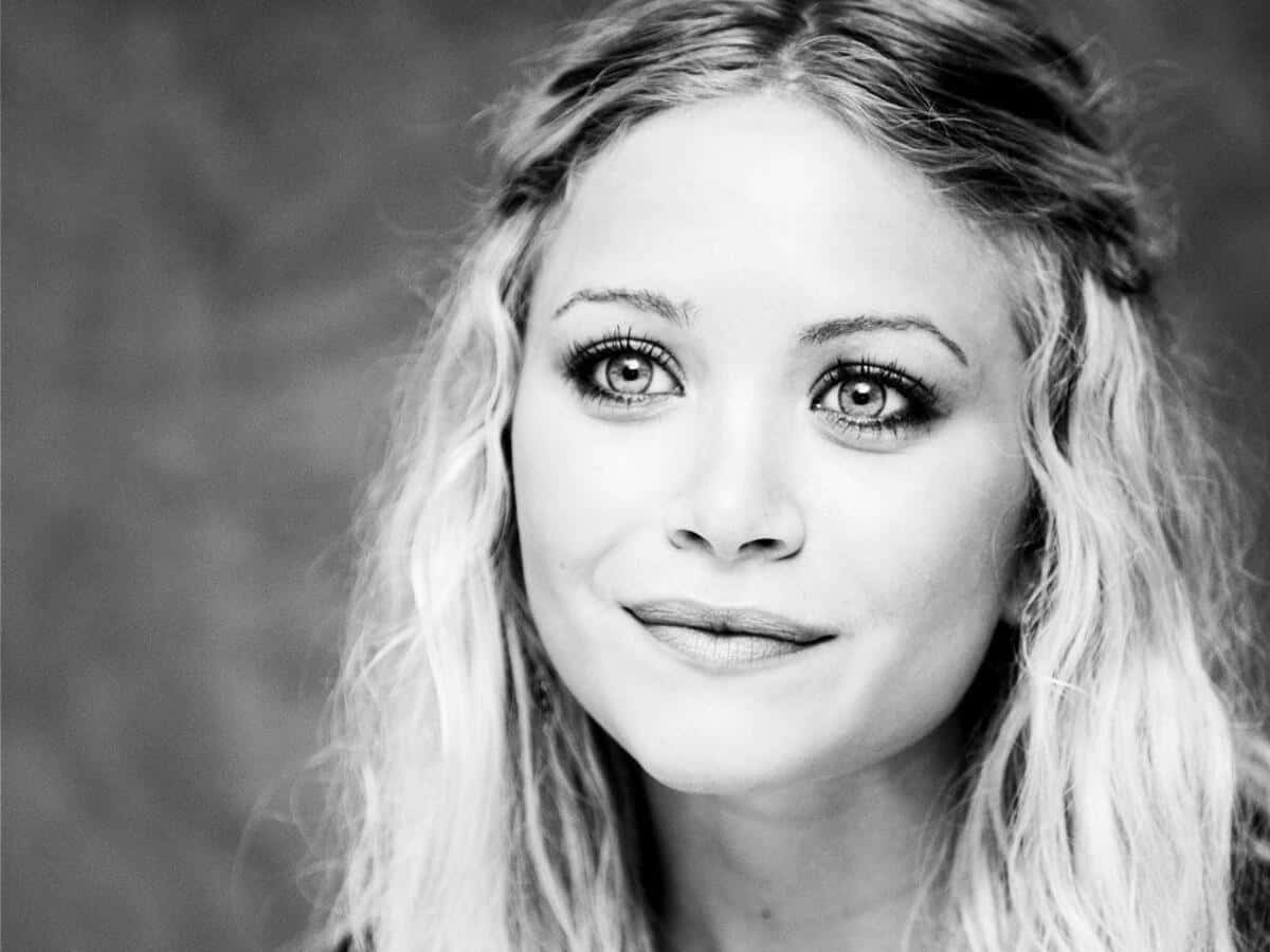 Mary Kate Olsen, black and white portrait, wavy blonde hair, SD Desktop Wallpaper