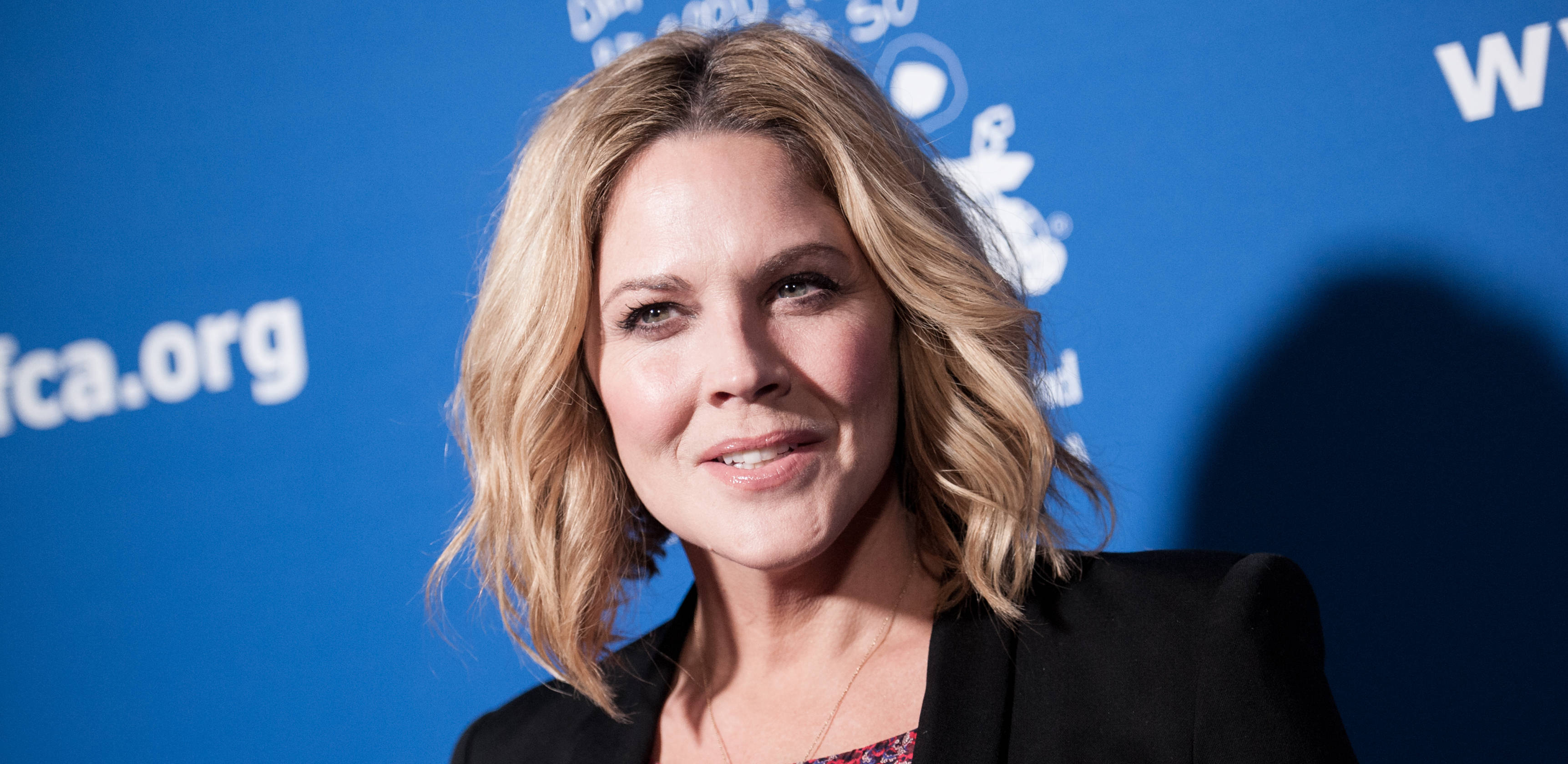 Mary Mccormack, blonde wavy hair, blue backdrop, 2K Desktop Wallpaper