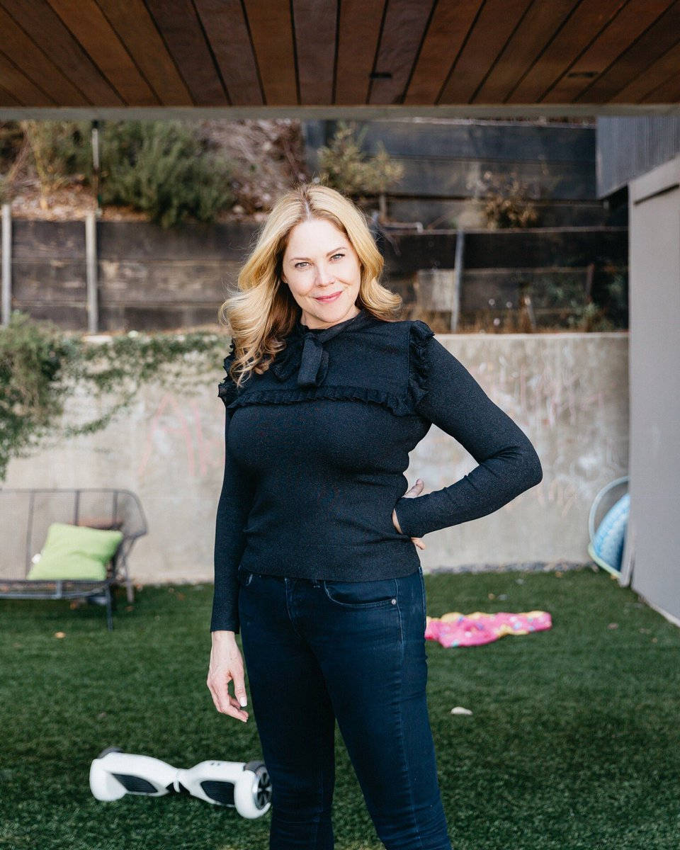 Mary Mccormack, backyard, artificial grass, SD Phone Wallpaper