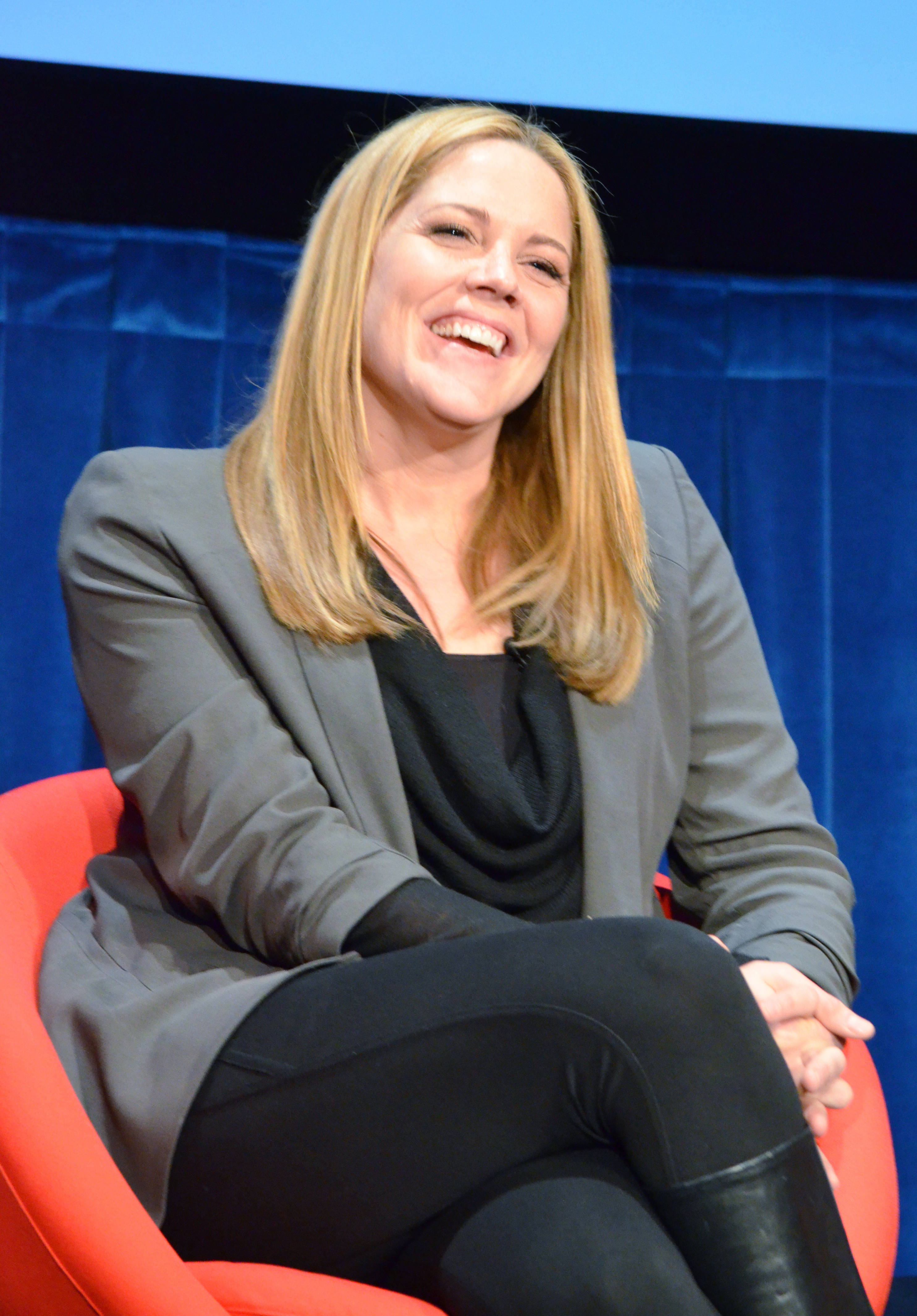 Mary McCormack, blonde hair, red chair, 4K Phone Wallpaper