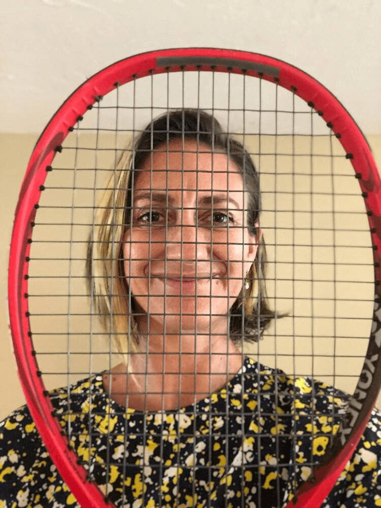 Mary Pierce, red tennis racket, playful indoor portrait, SD Phone Wallpaper