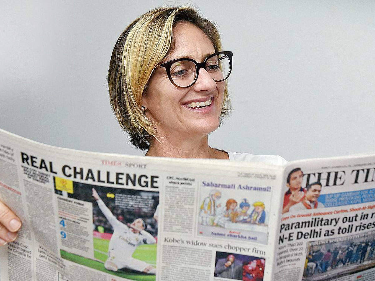 Mary Pierce, newspaper, glasses, SD Desktop Wallpaper